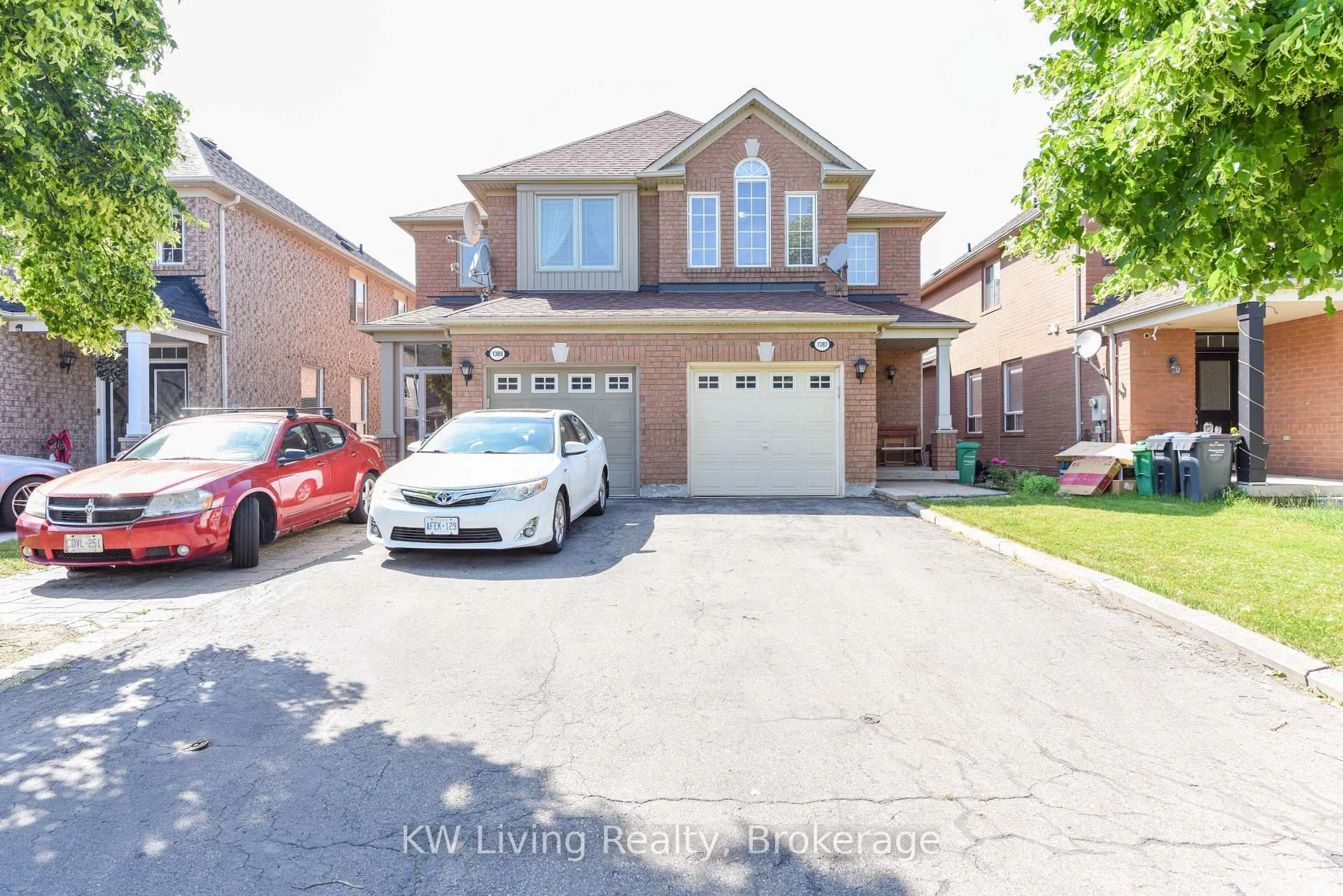 Home with brick exterior material, street for 1387 Weir Chse, Mississauga Ontario L5V 2X1
