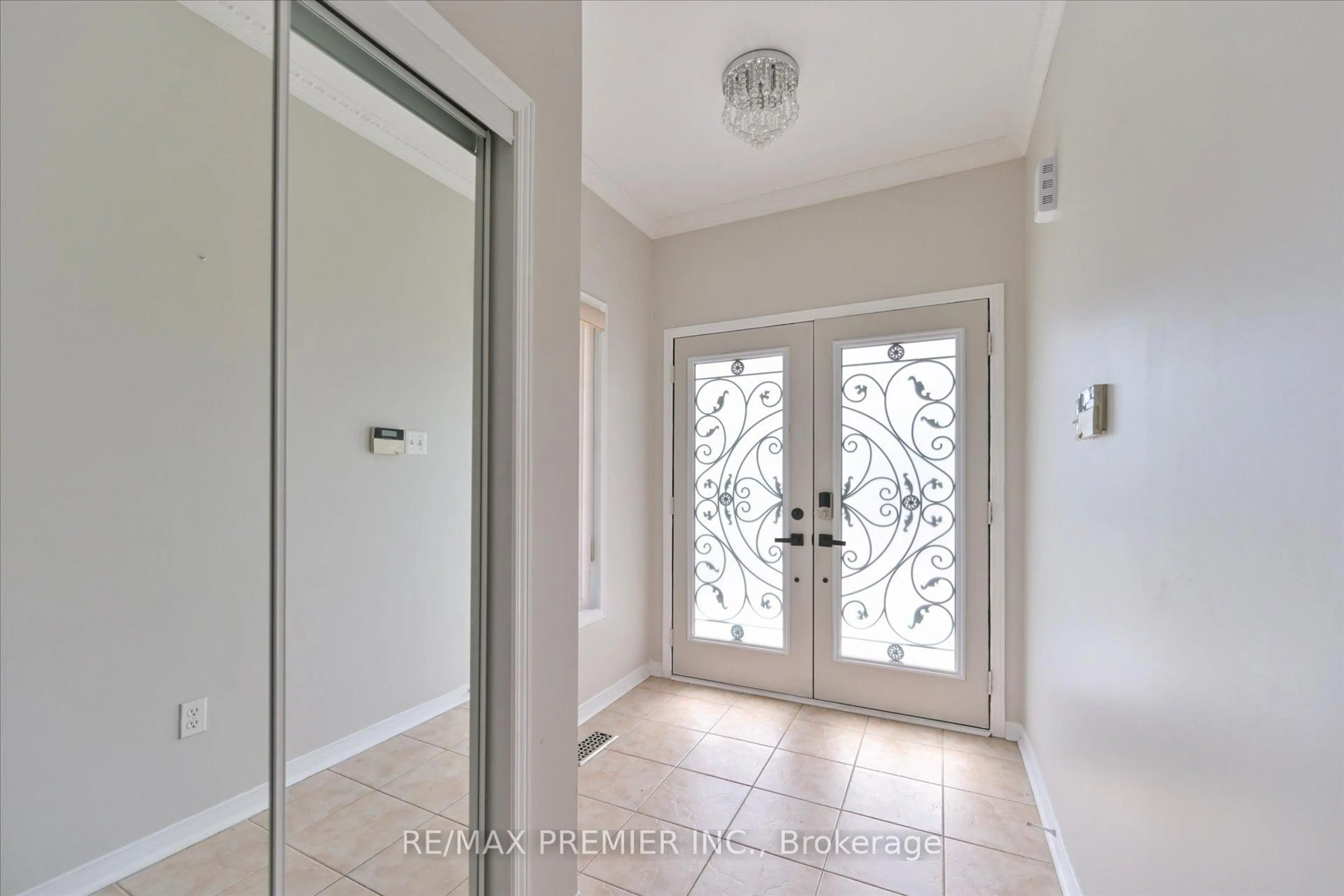 Indoor entryway for 15 Roundstone Dr, Brampton Ontario L6X 0K7