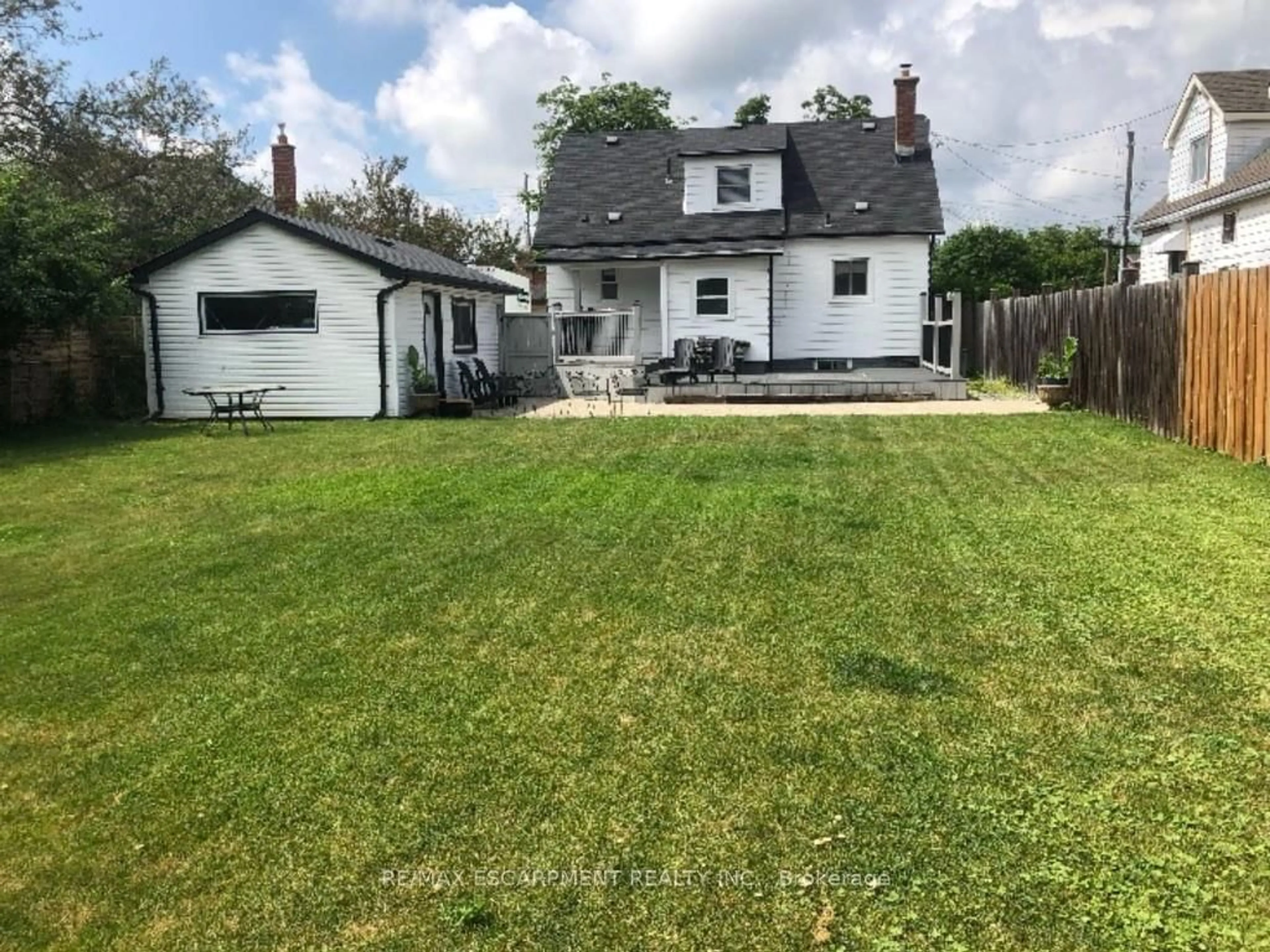 A pic from outside/outdoor area/front of a property/back of a property/a pic from drone, street for 1344 Leighland Rd, Burlington Ontario L7R 3S7