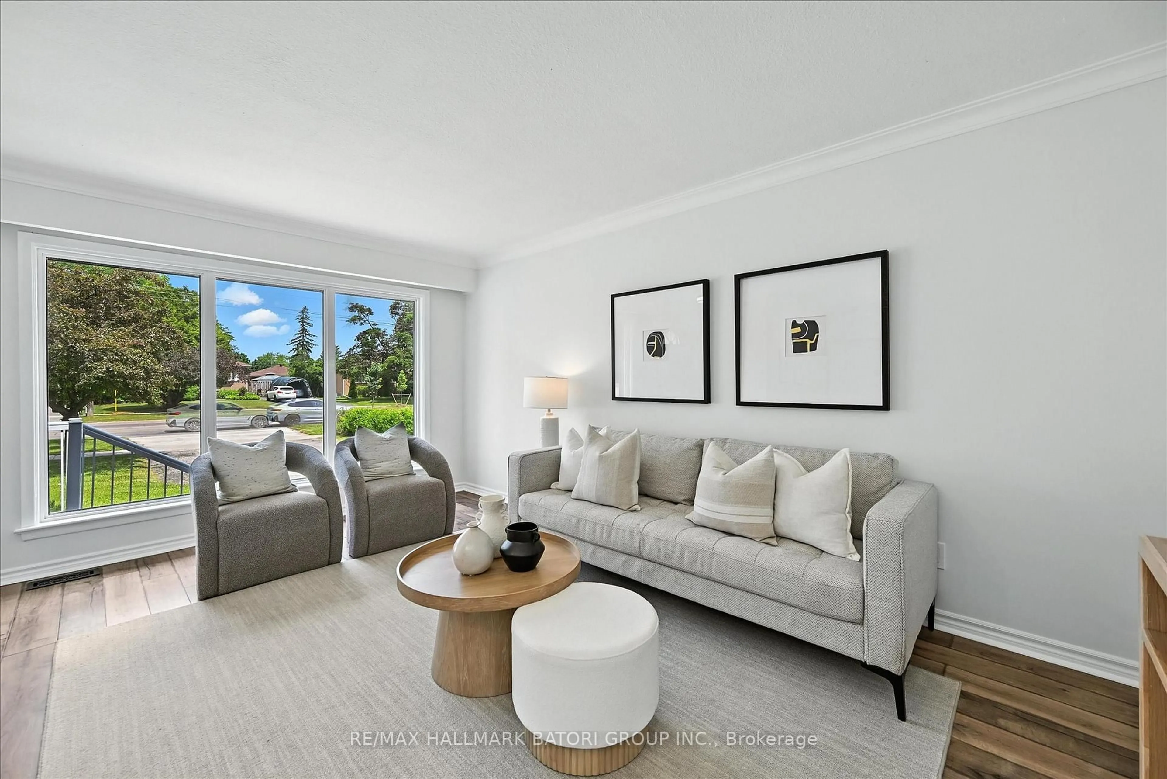 Living room with furniture, unknown for 518 Third Line, Oakville Ontario L6L 4A7