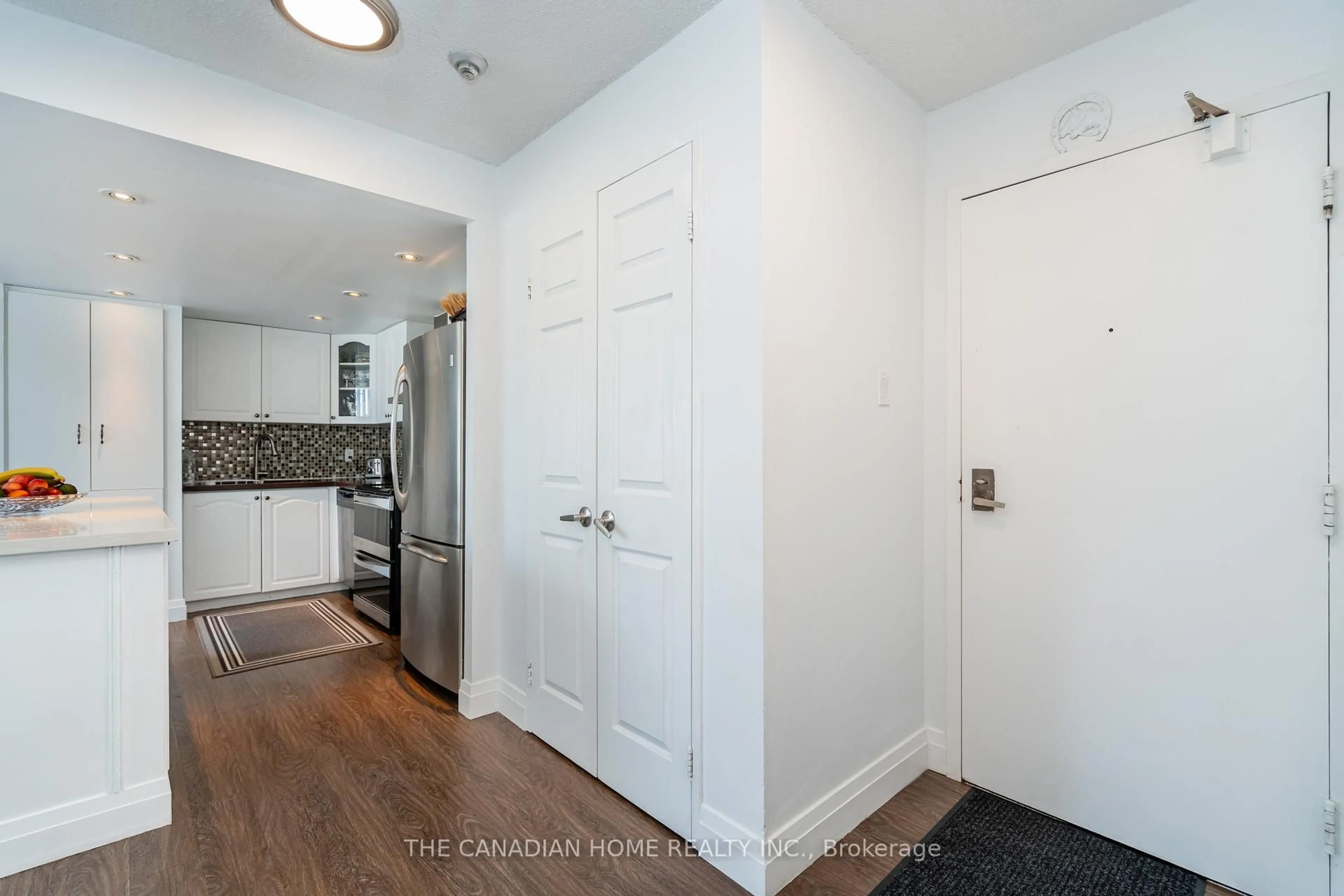 Indoor entryway for 3695 Kaneff Cres #607, Mississauga Ontario L5A 4B6