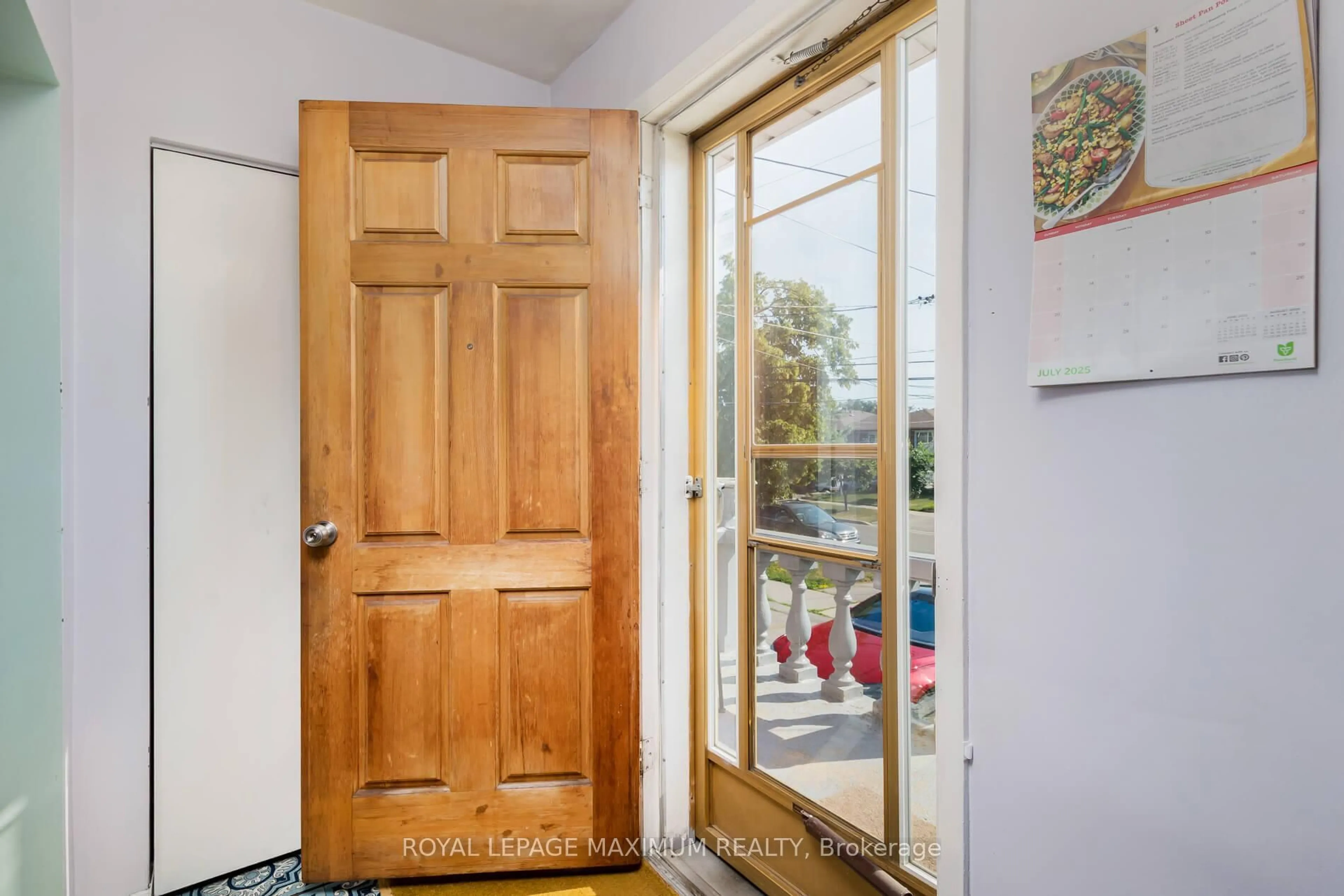 Indoor entryway for 52 Seacliff Blvd, Toronto Ontario M9L 2G4