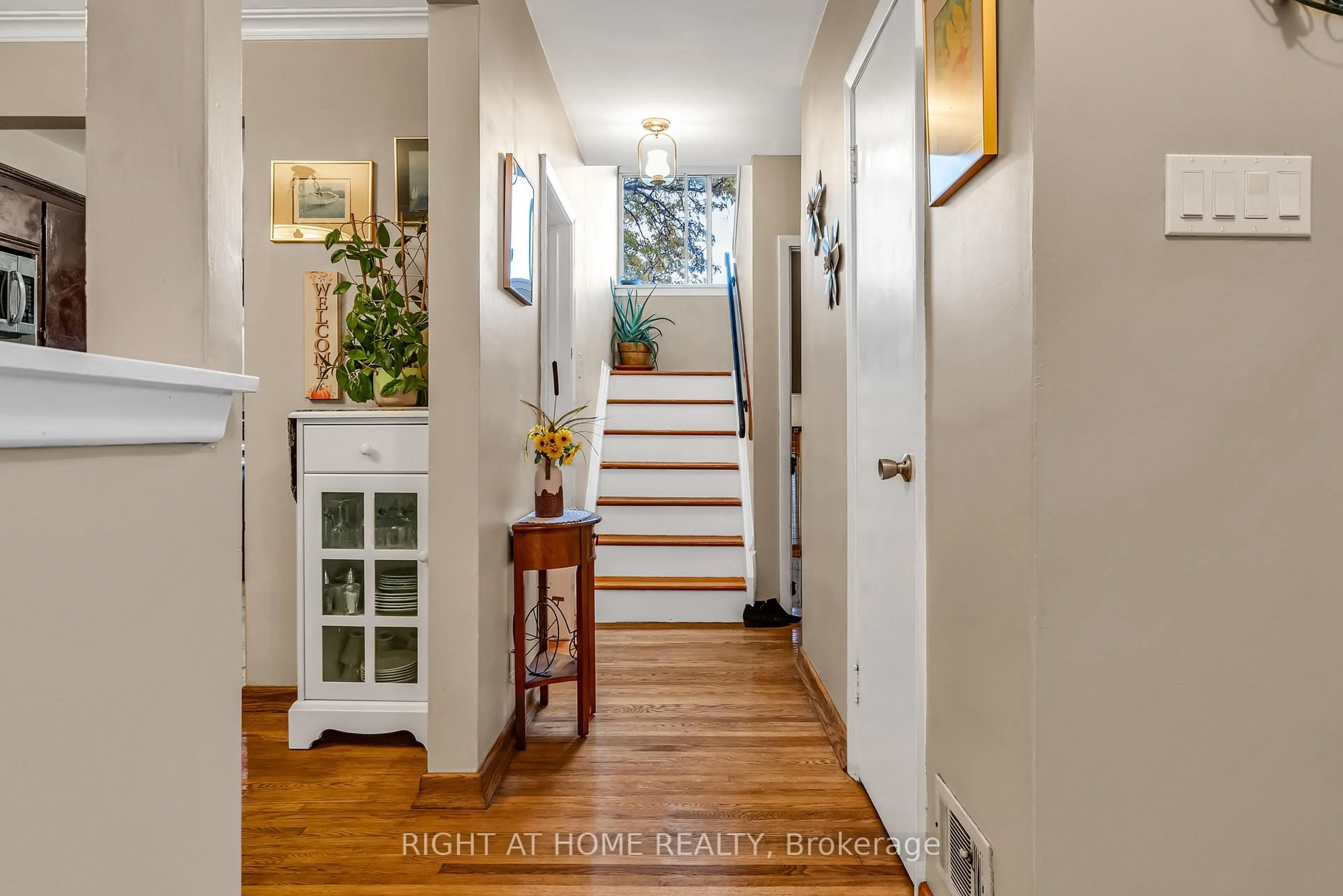 Indoor entryway for 1 Ridge Point Cres, Toronto Ontario M6M 2Z7