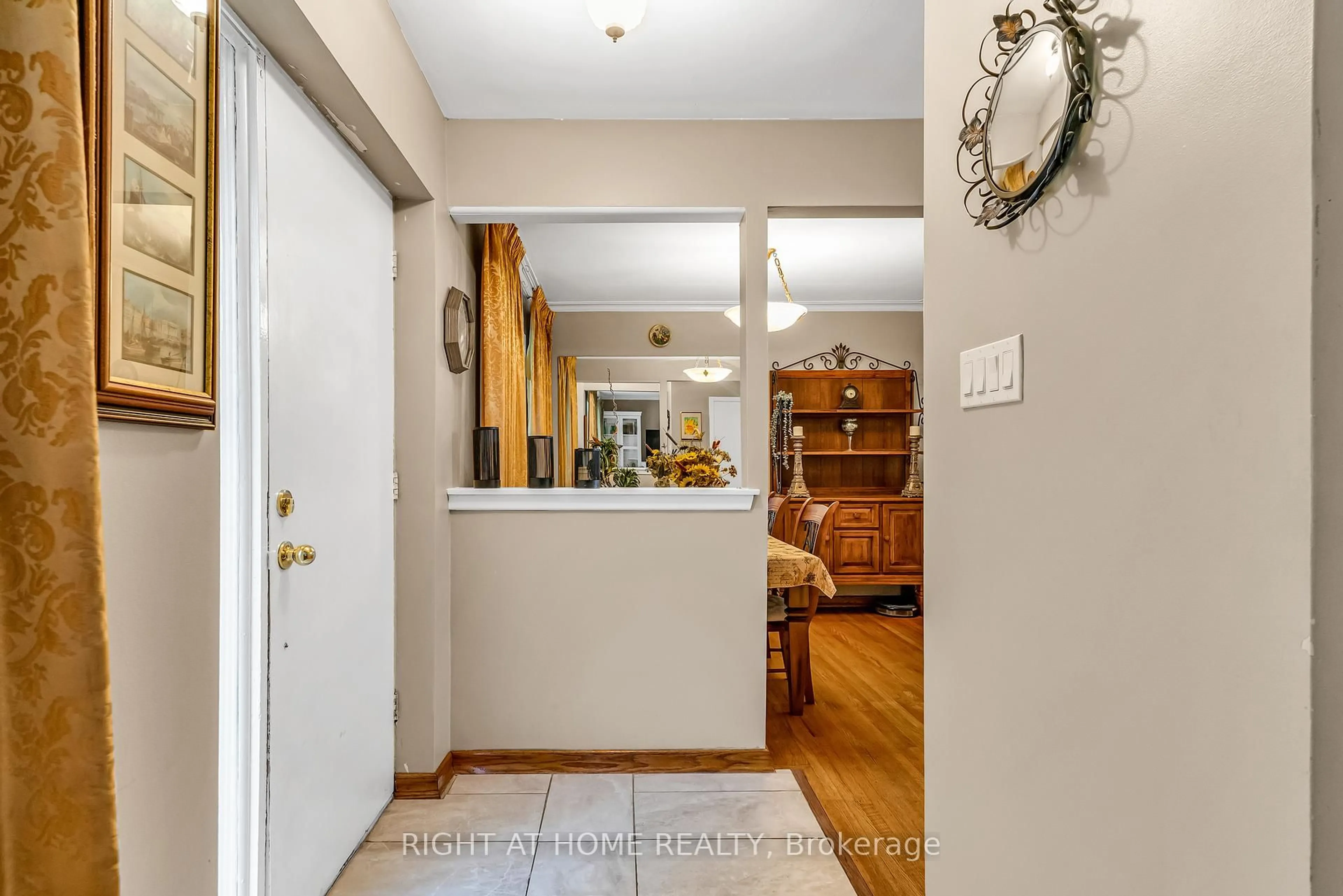 Indoor entryway for 1 Ridge Point Cres, Toronto Ontario M6M 2Z7
