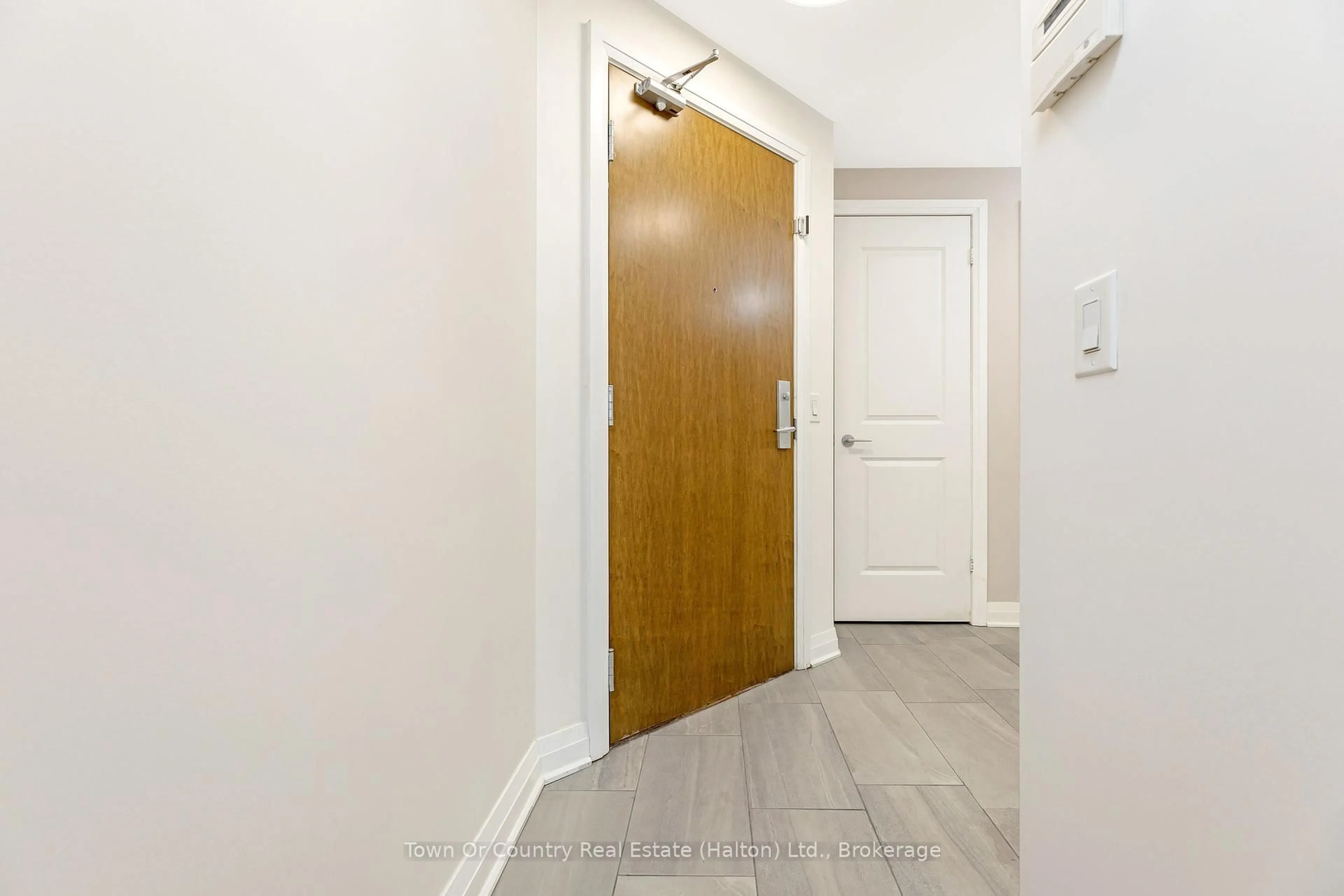 Indoor entryway for 1055 Southdown Rd #402, Mississauga Ontario L5J 0A3
