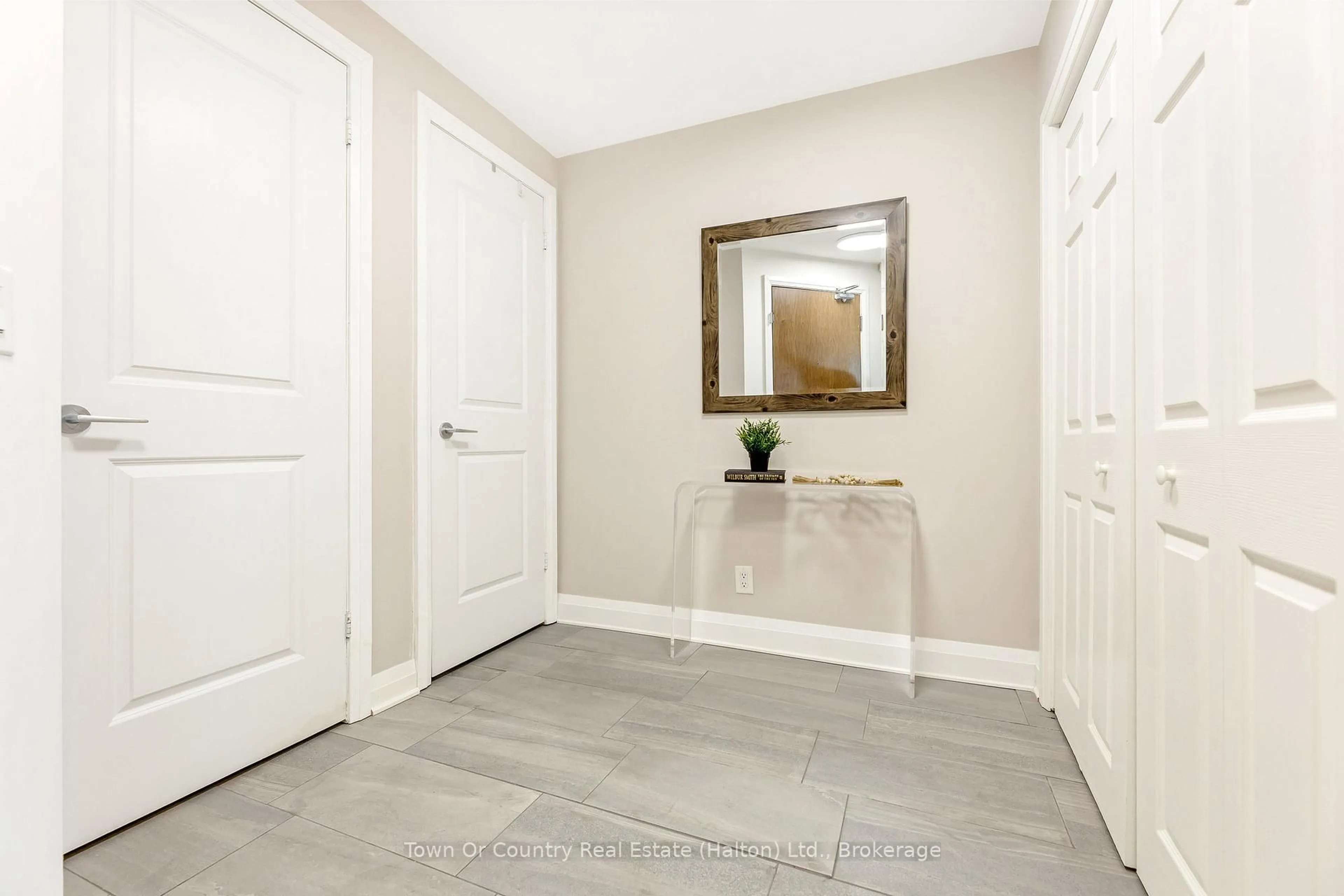 Indoor entryway for 1055 Southdown Rd #402, Mississauga Ontario L5J 0A3