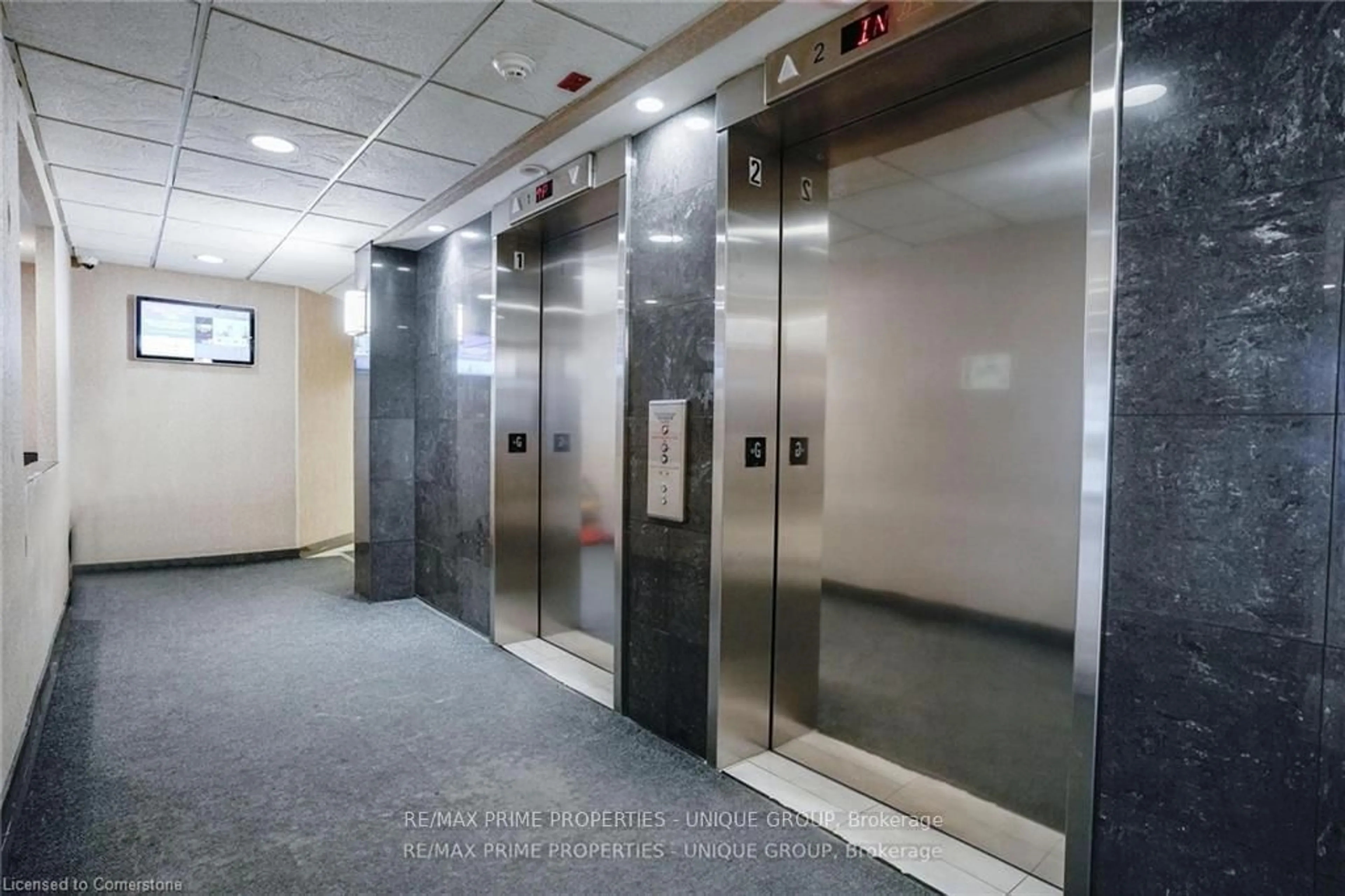 Indoor foyer for 300 Webb Dr #706, Mississauga Ontario L5B 3W3