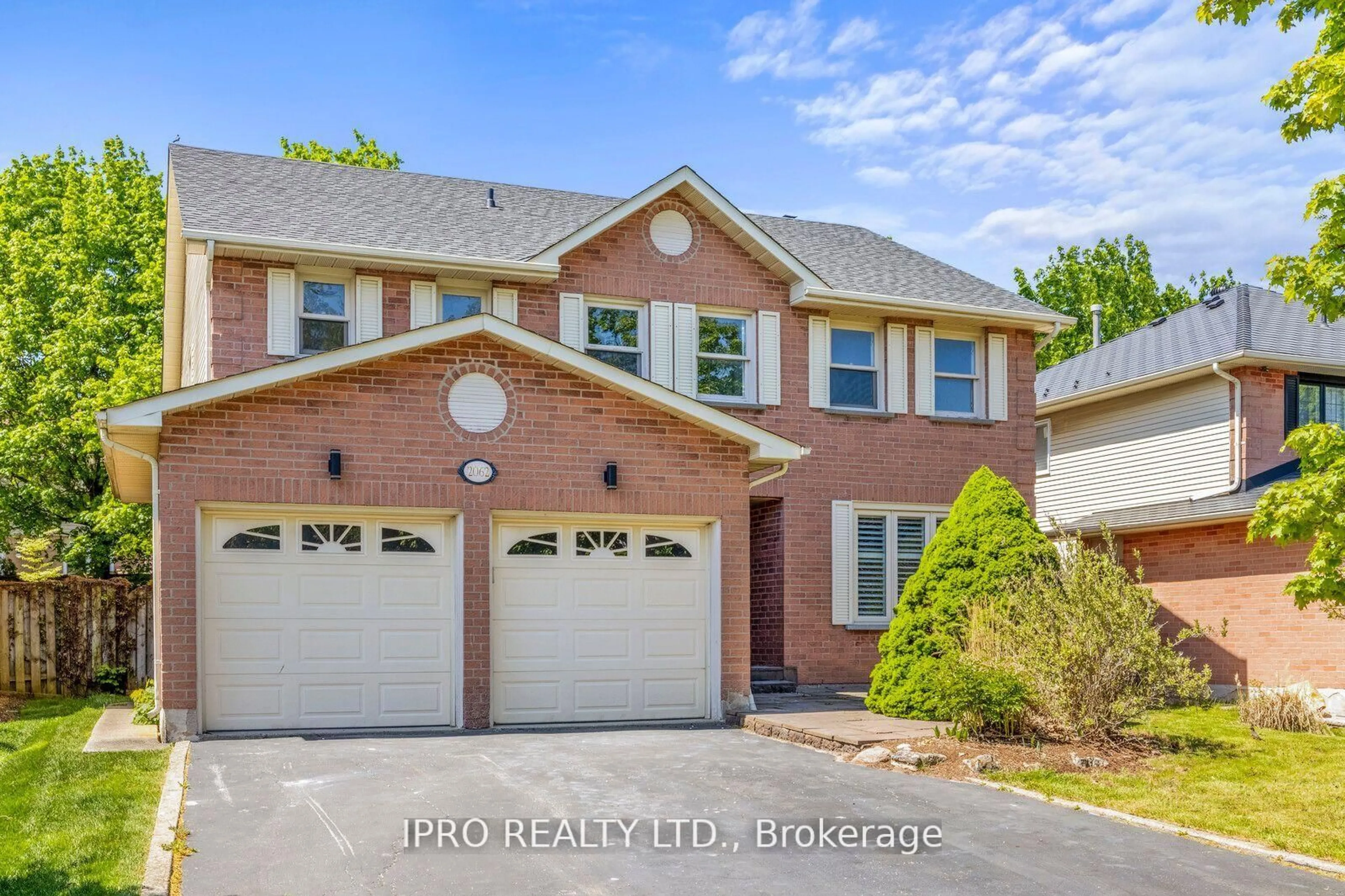 Home with brick exterior material, street for 2062 Trillium Crt, Burlington Ontario L7M 2S6