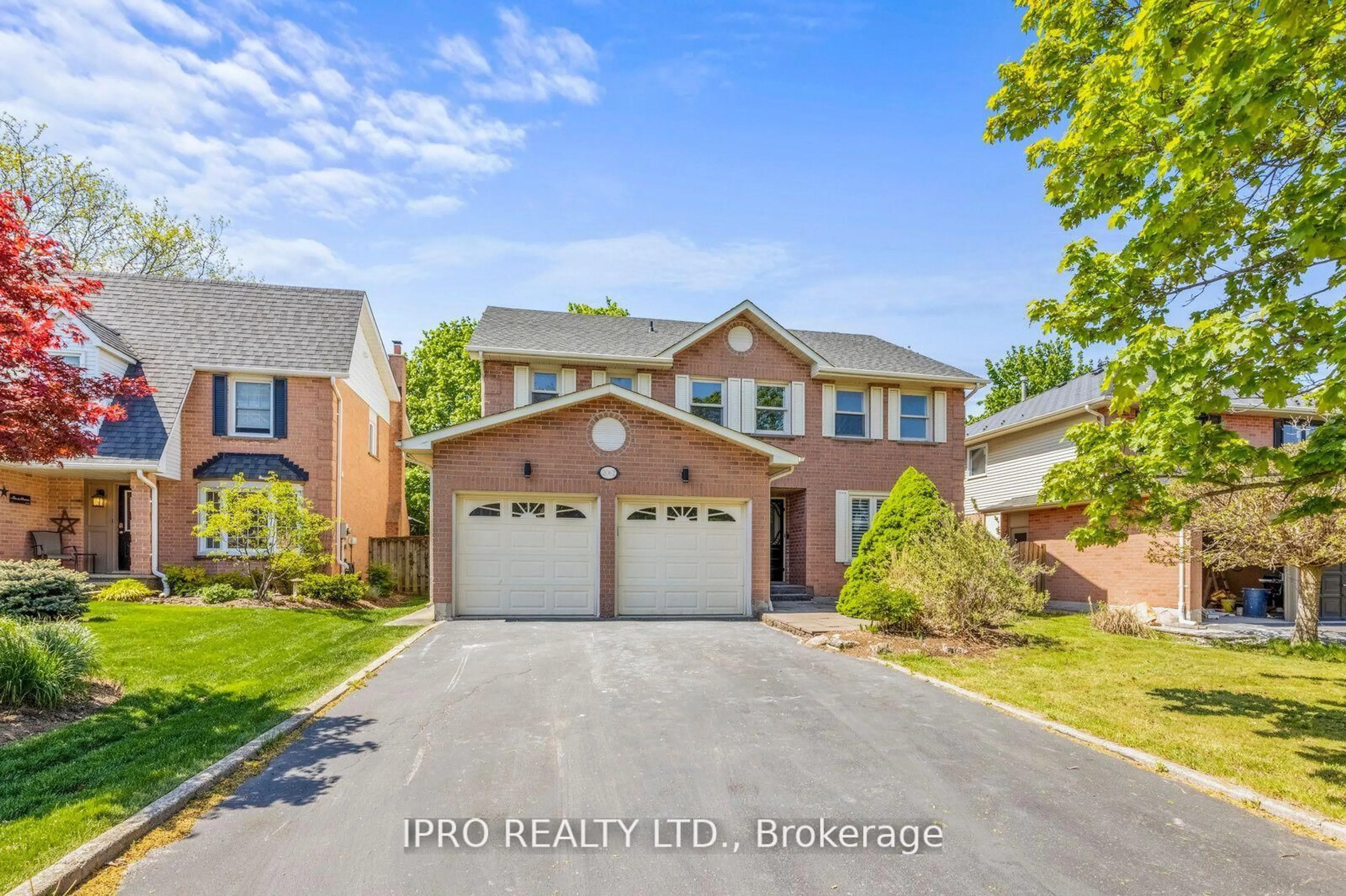 Home with brick exterior material, street for 2062 Trillium Crt, Burlington Ontario L7M 2S6