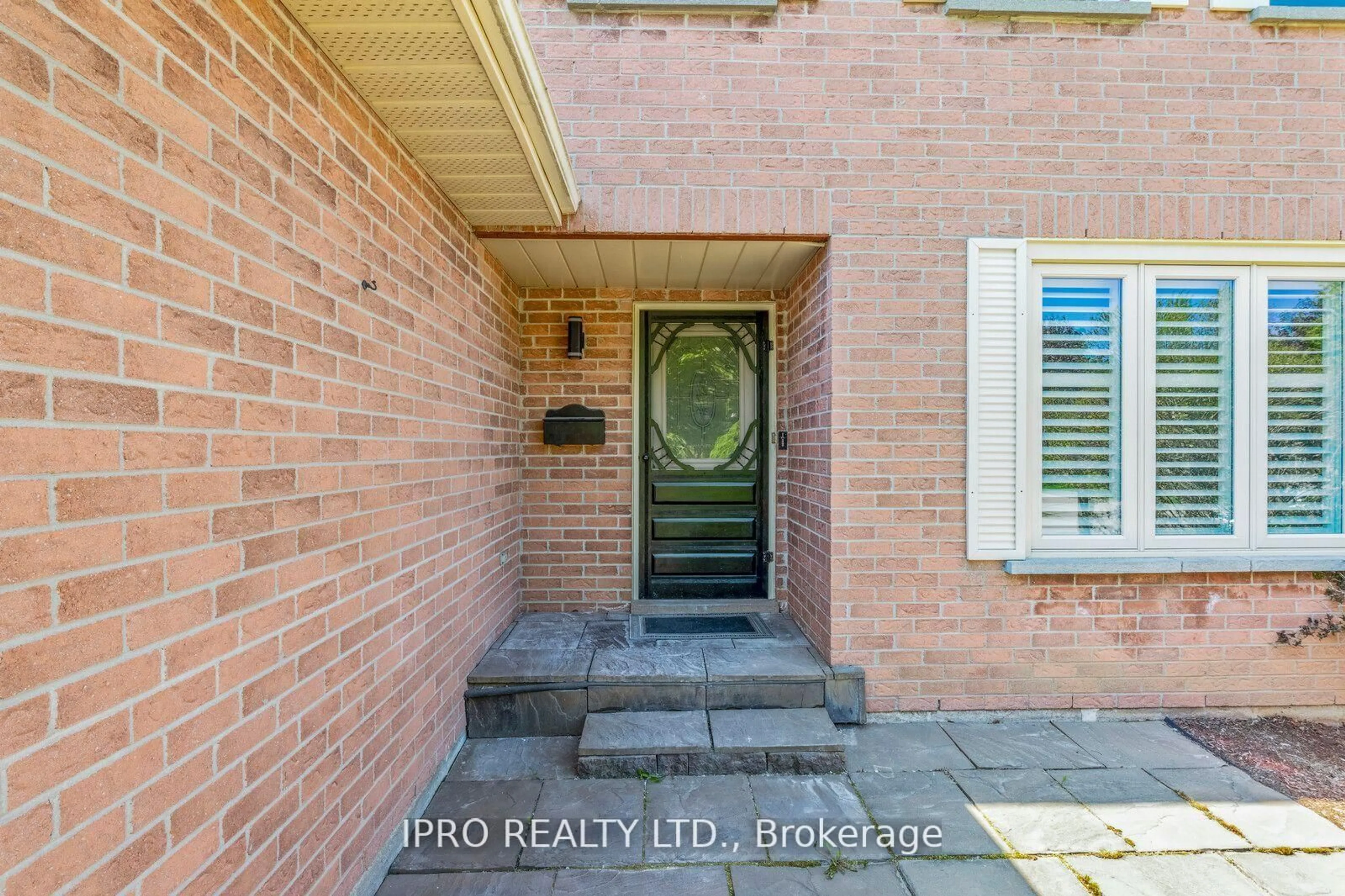 Indoor entryway for 2062 Trillium Crt, Burlington Ontario L7M 2S6