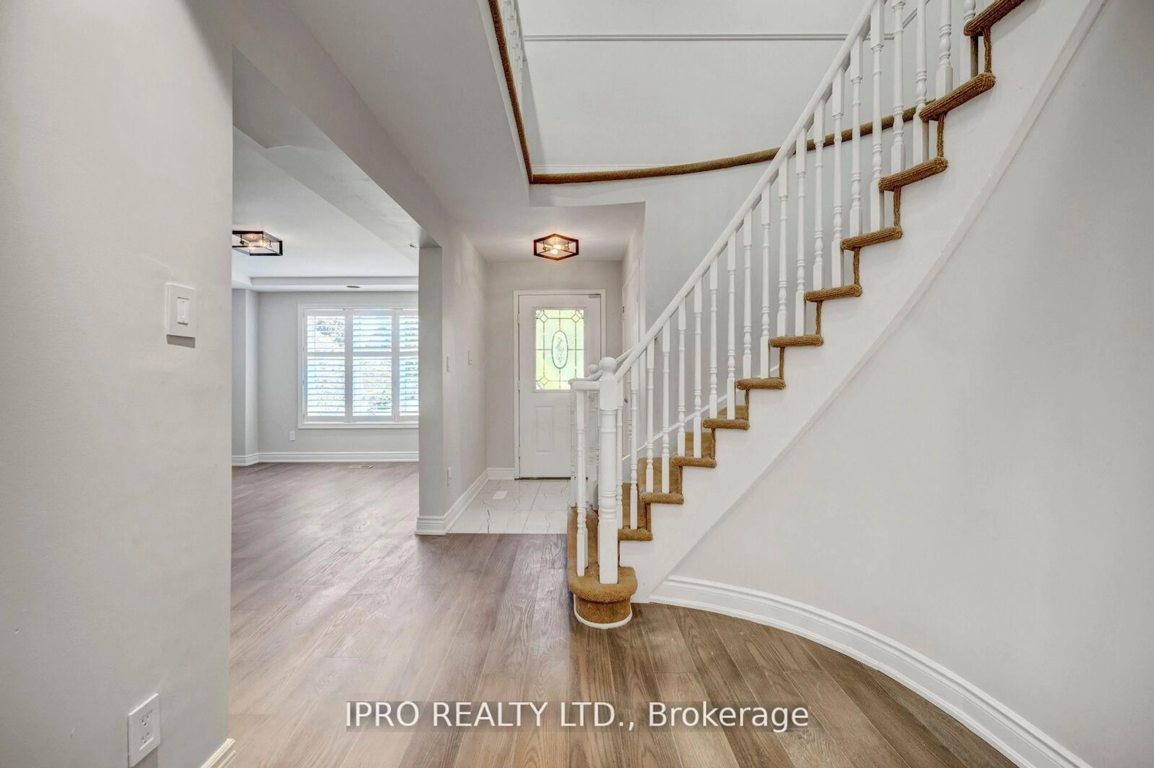 Indoor entryway for 2062 Trillium Crt, Burlington Ontario L7M 2S6