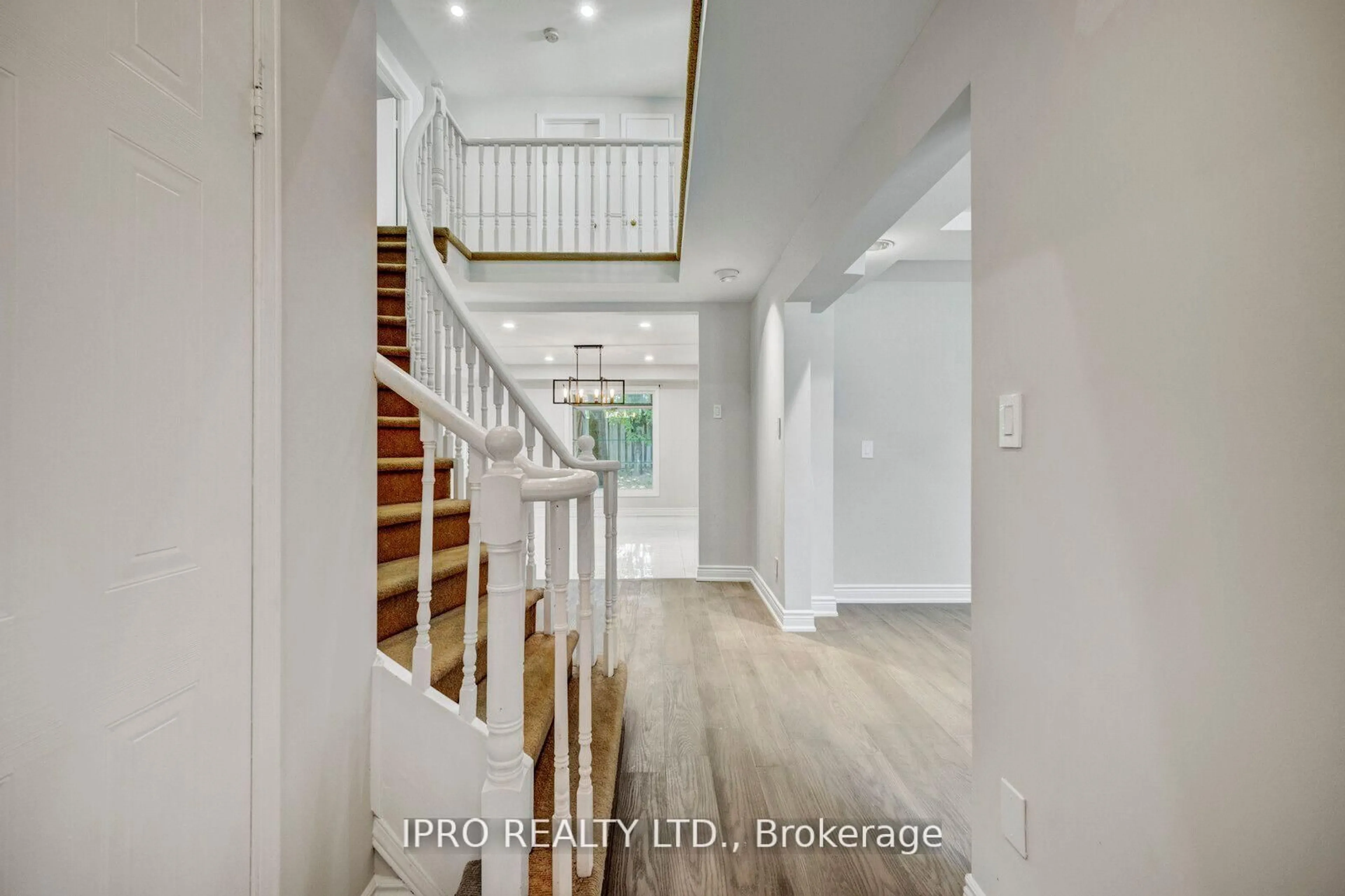 Indoor entryway for 2062 Trillium Crt, Burlington Ontario L7M 2S6