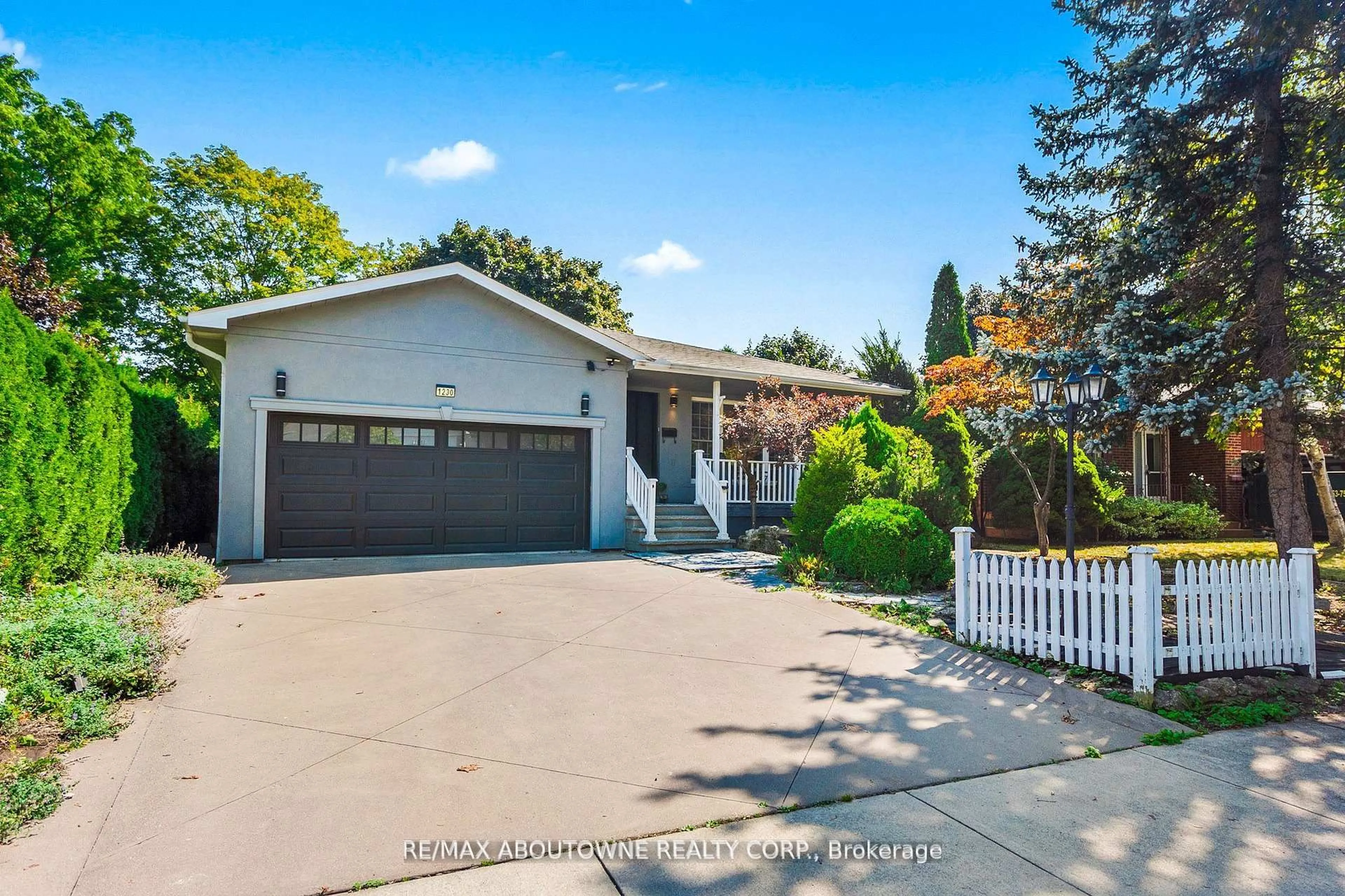 Home with vinyl exterior material, street for 1230 Wood Pl, Oakville Ontario L6L 2R5