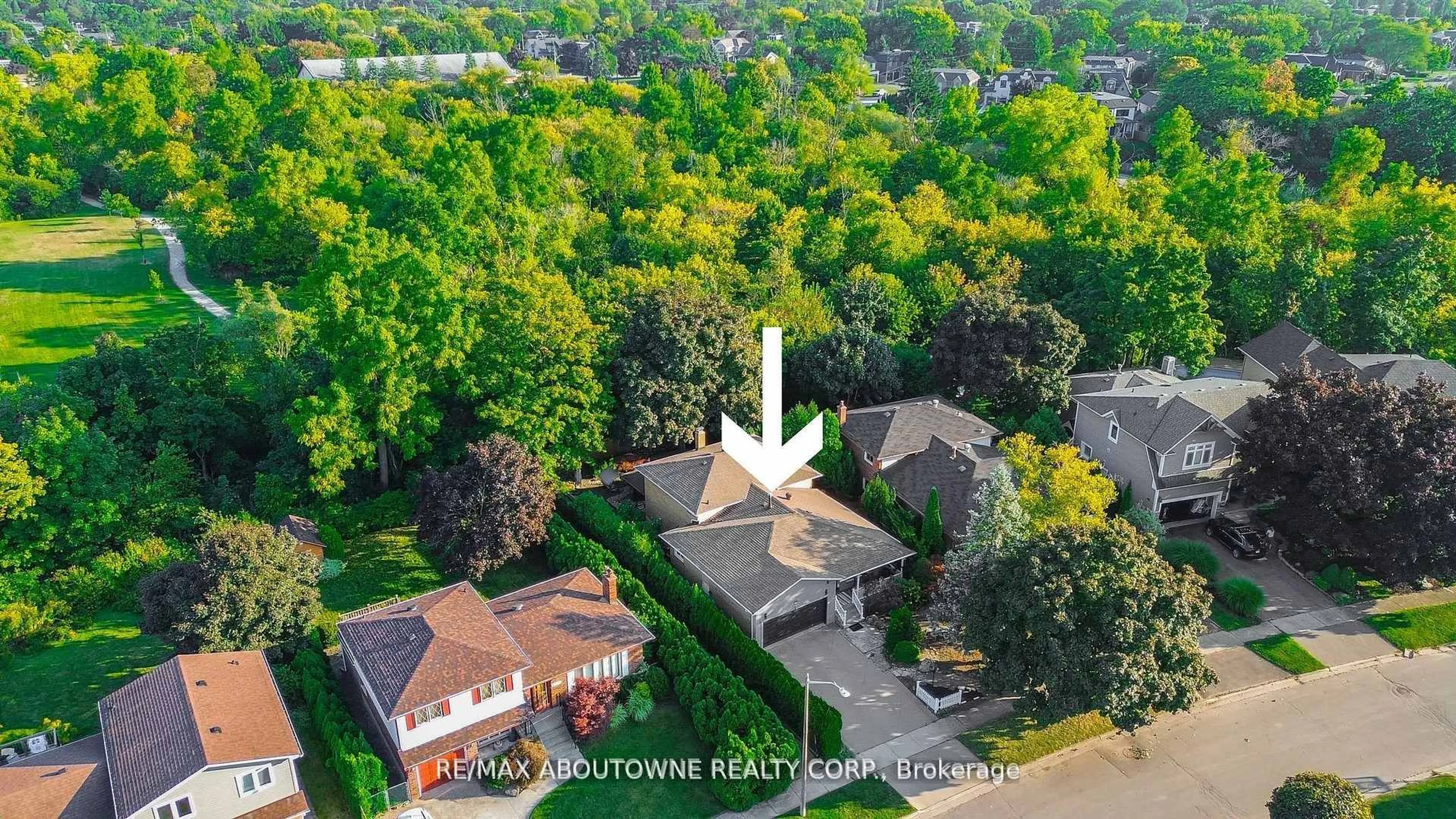 A pic from outside/outdoor area/front of a property/back of a property/a pic from drone, street for 1230 Wood Pl, Oakville Ontario L6L 2R5