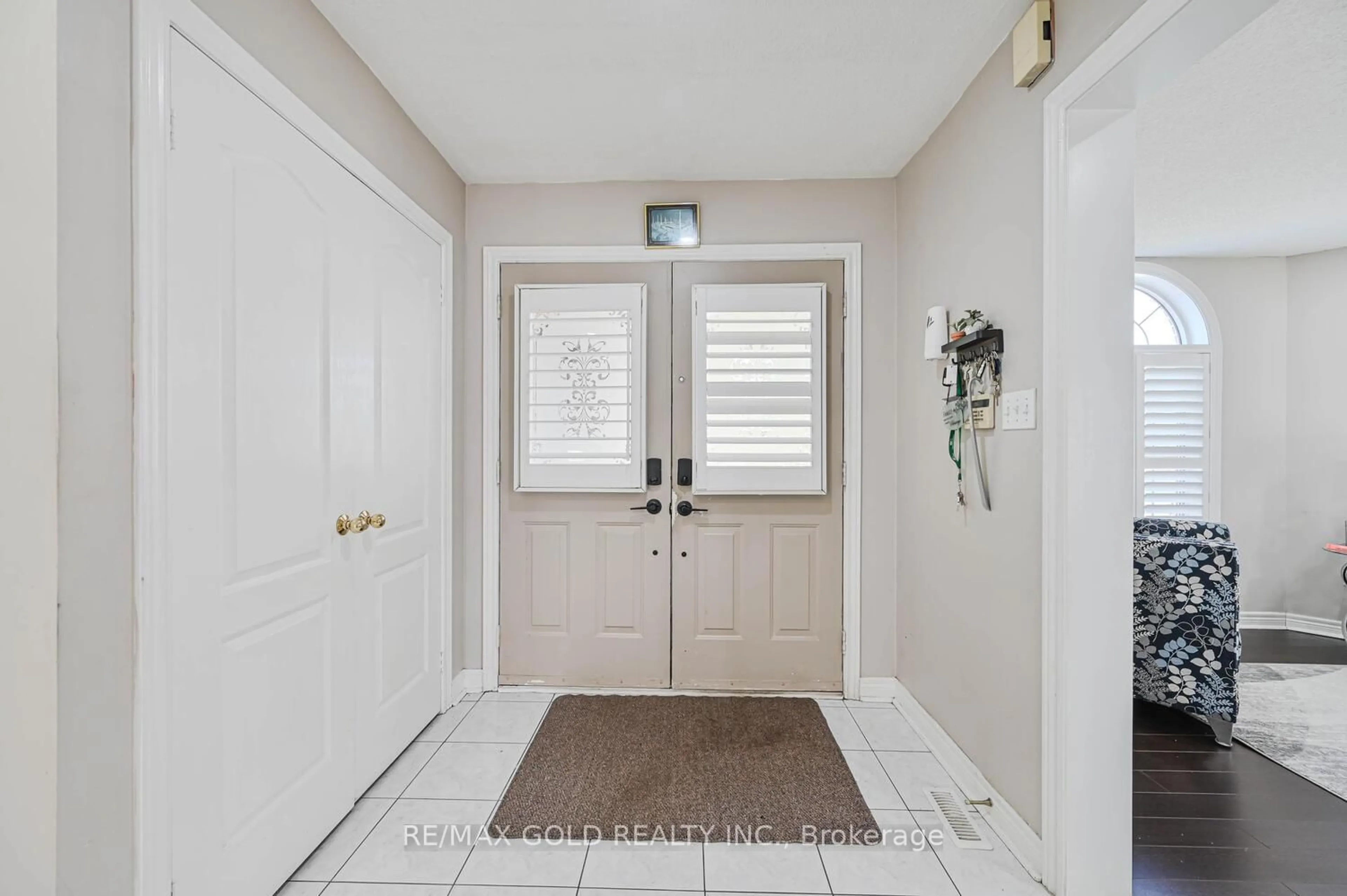 Indoor entryway for 59 Deerglen Dr, Brampton Ontario L6R 1M3