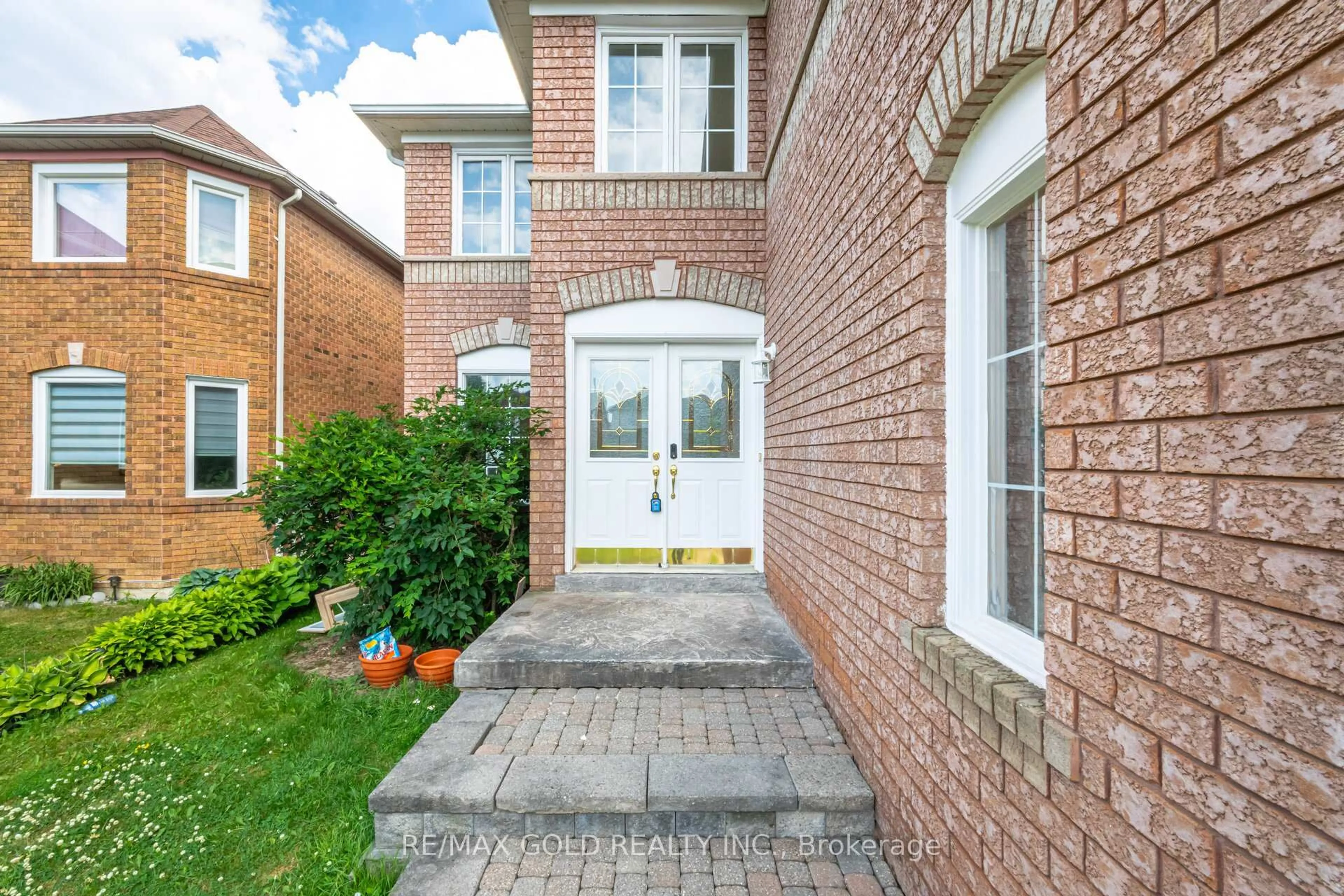 Home with brick exterior material, street for 32 Hollybush St, Brampton Ontario L6R 1A6