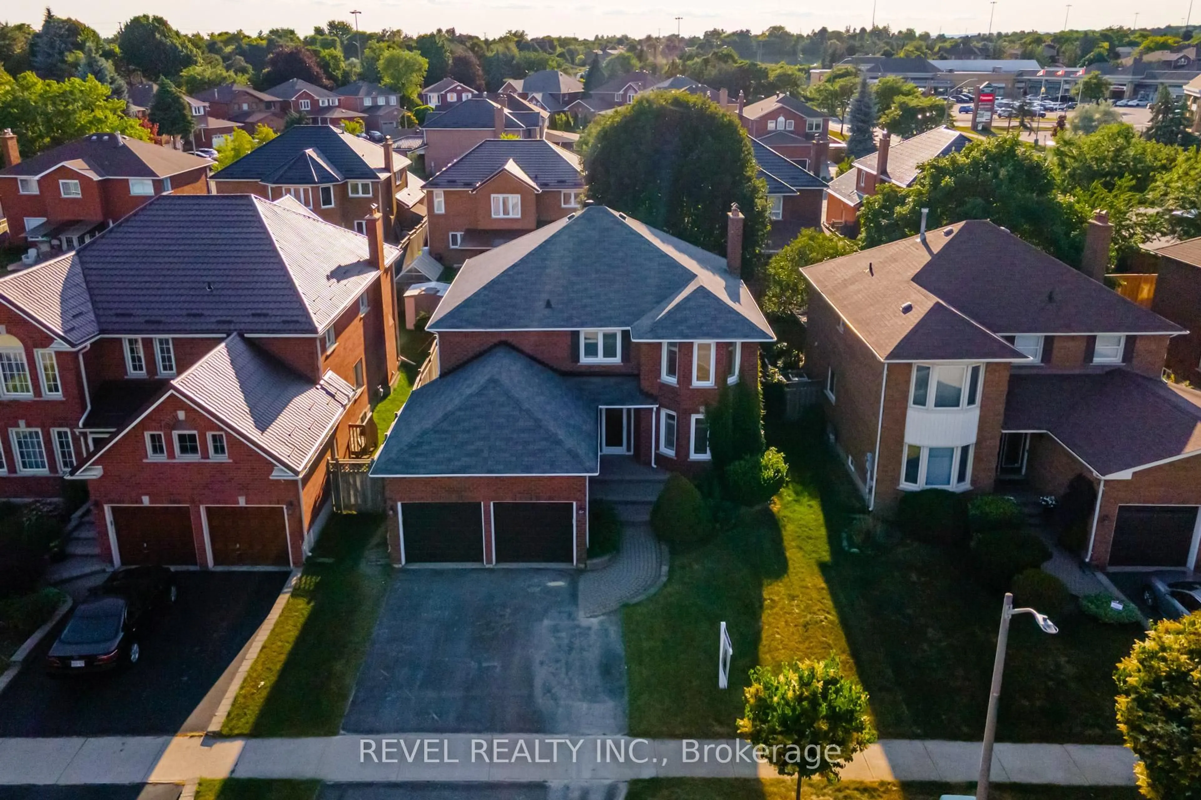 A pic from outside/outdoor area/front of a property/back of a property/a pic from drone, water/lake/river/ocean view for 6 Lone Oak Ave, Brampton Ontario L6S 5V5