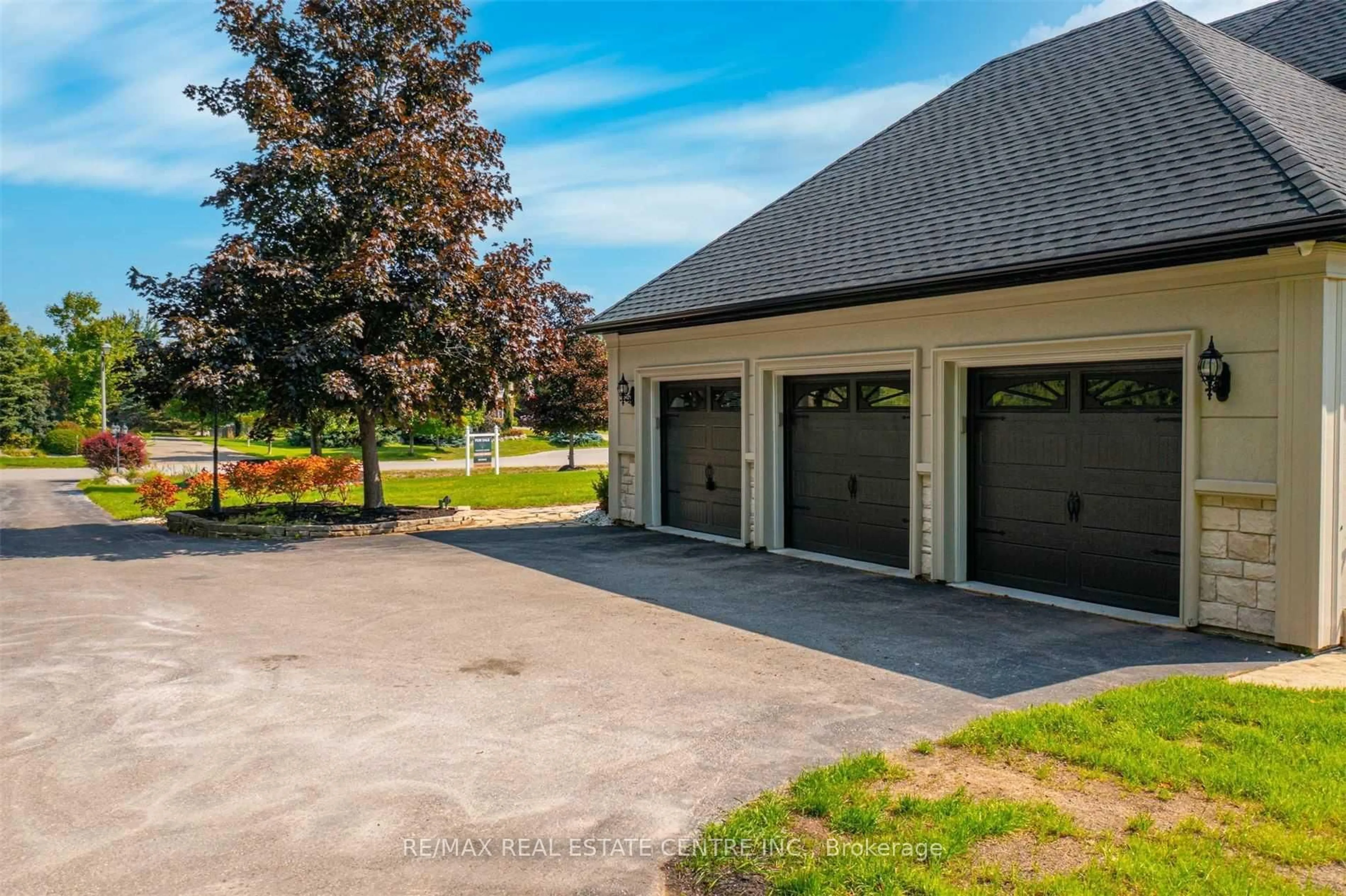 Indoor garage for 11135 Menzies Crt, Milton Ontario L0P 1B0
