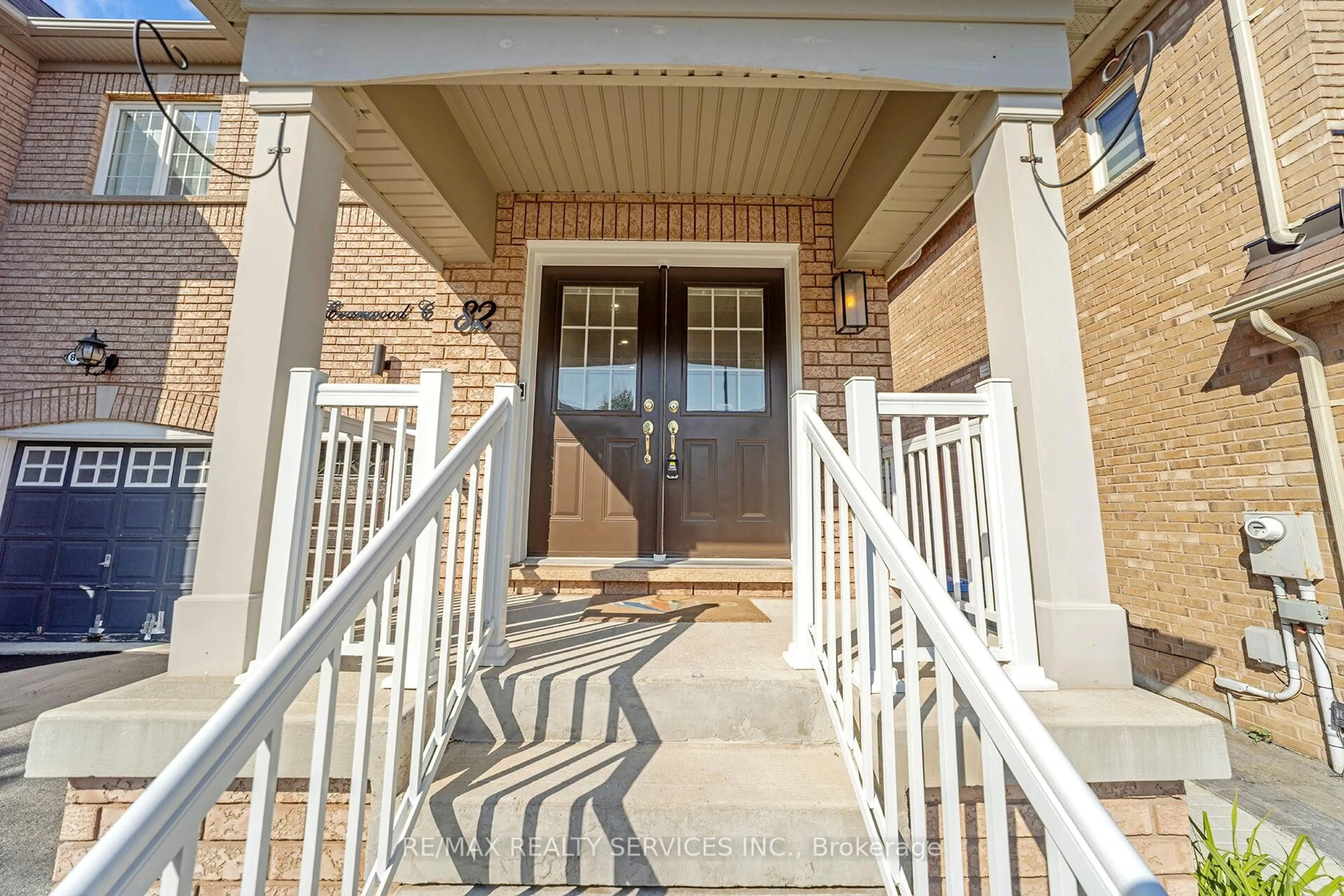 Indoor entryway for 82 Evanwood Cres, Brampton Ontario L6X 0P7