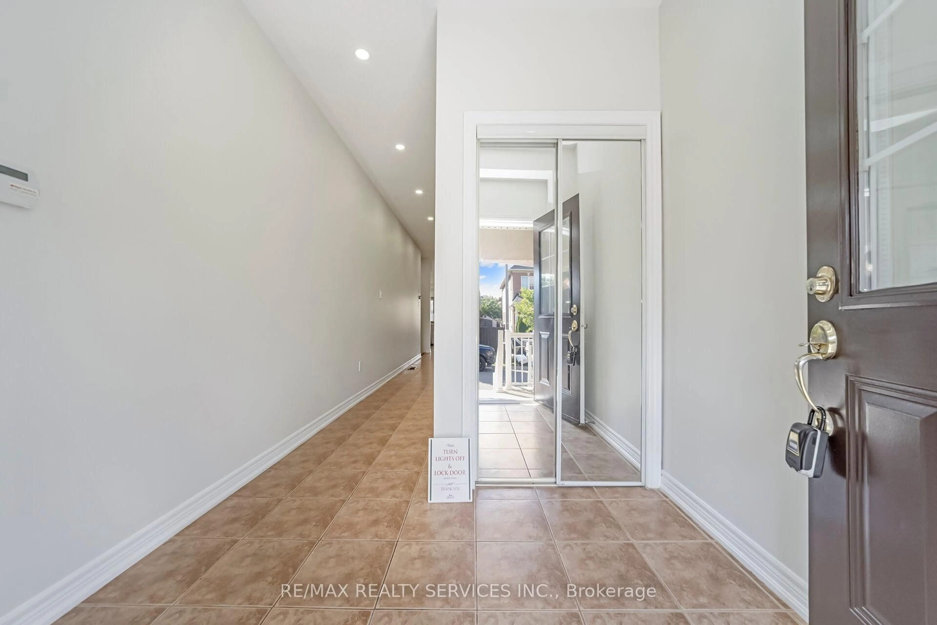 Indoor entryway for 82 Evanwood Cres, Brampton Ontario L6X 0P7