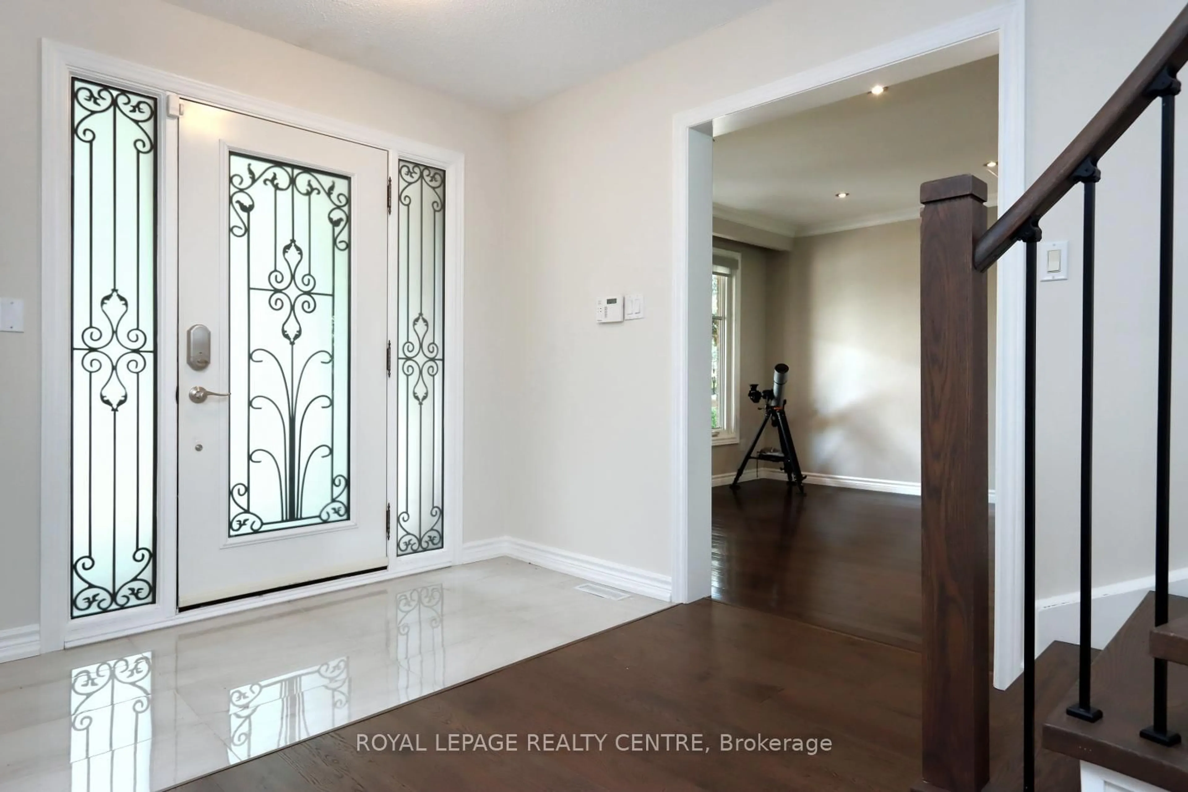 Indoor entryway for 1983 Burbank Dr, Mississauga Ontario L5L 2T6