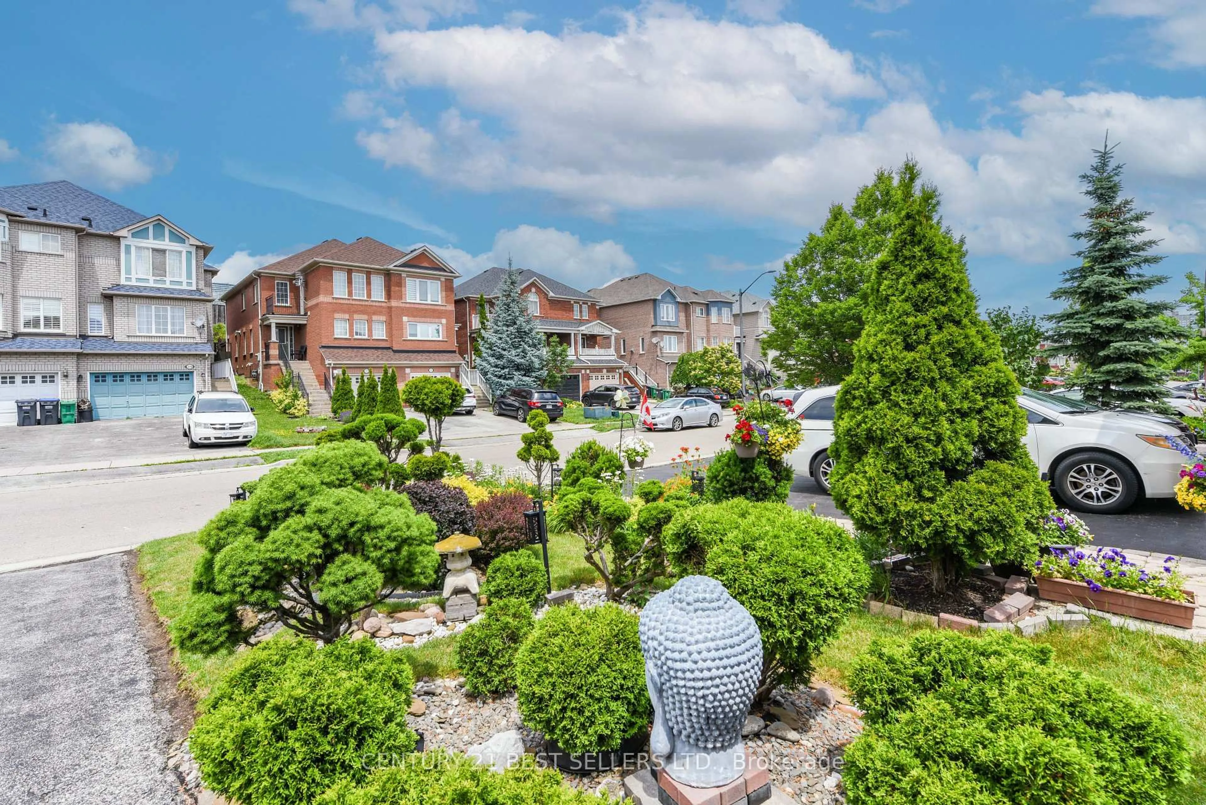 A pic from outside/outdoor area/front of a property/back of a property/a pic from drone, mountain view for 380 Wildgrass Rd, Mississauga Ontario L5B 4H2