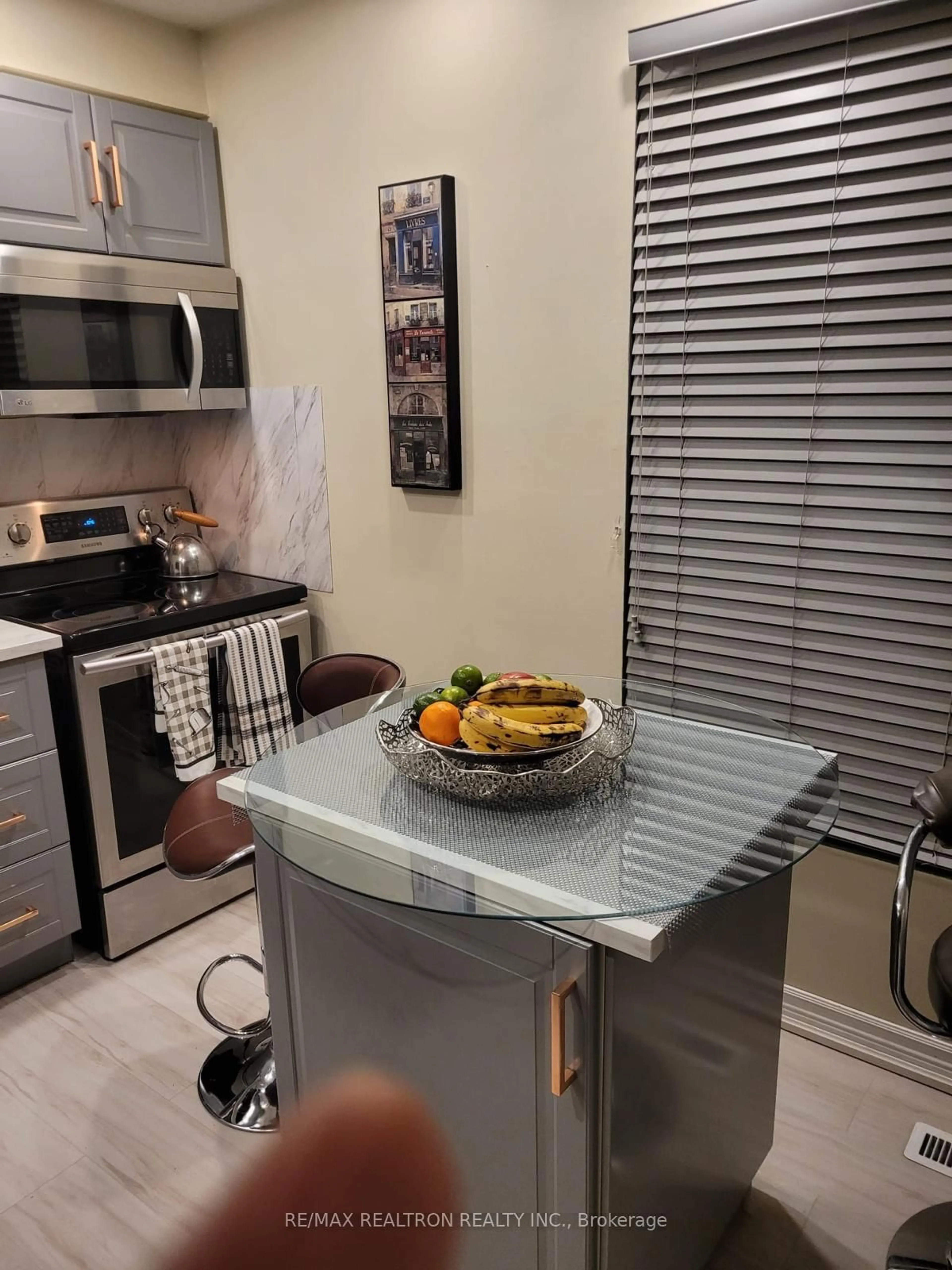 Standard kitchen, unknown for 7707 Darcel Ave #26, Mississauga Ontario L4T 3W9