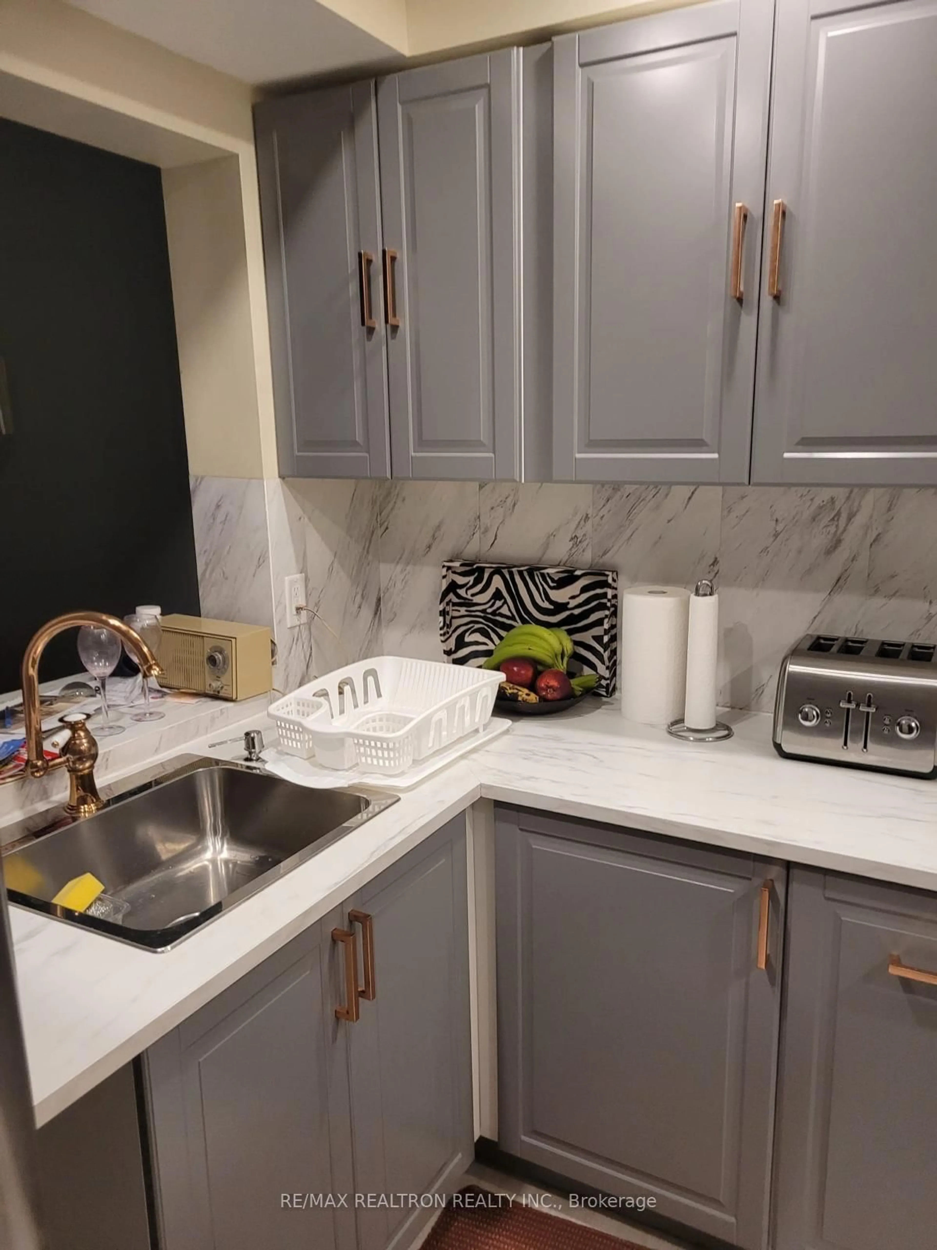 Standard kitchen, unknown for 7707 Darcel Ave #26, Mississauga Ontario L4T 3W9