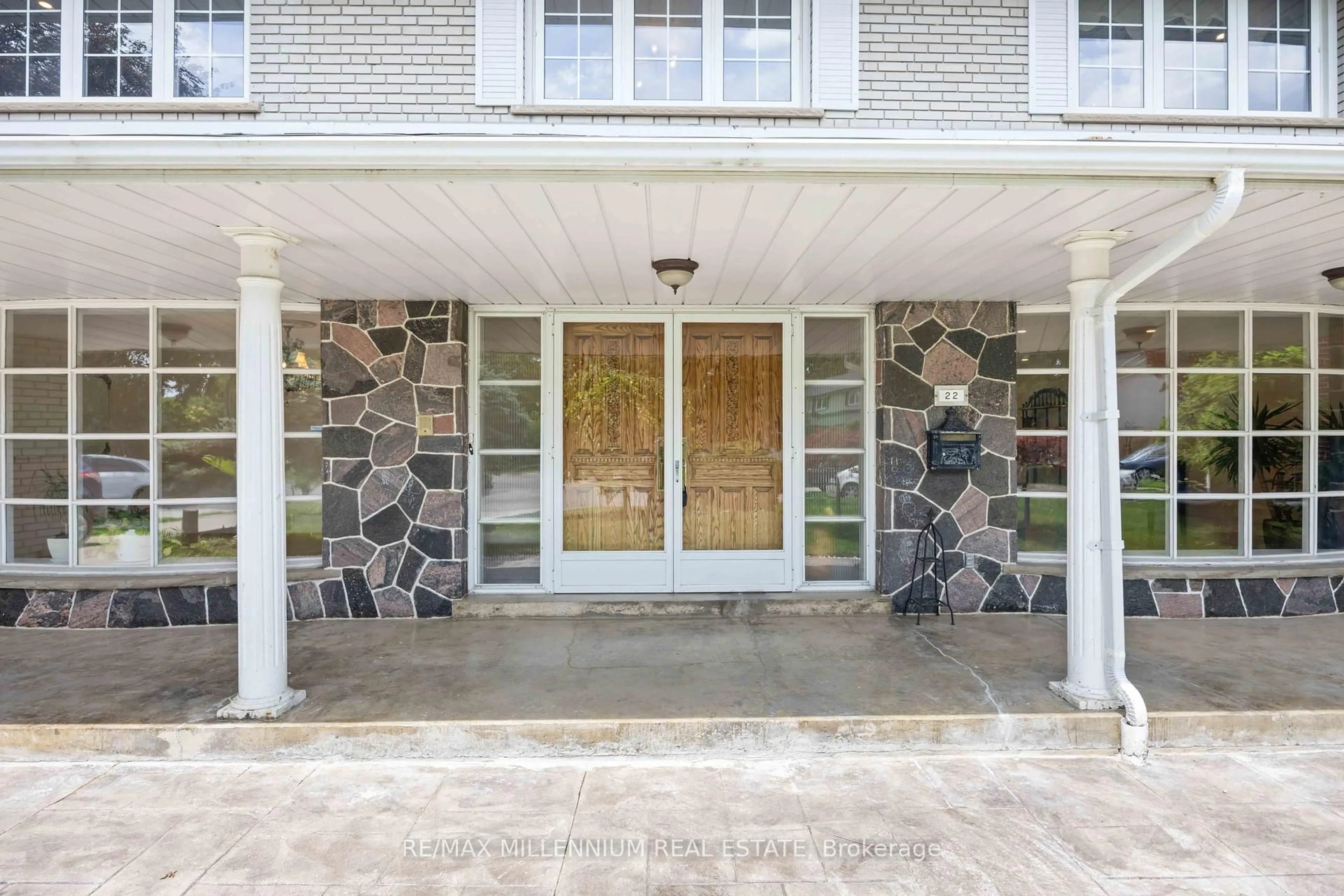 Indoor entryway for 22 Richdale Crt, Toronto Ontario M9B 5Y9