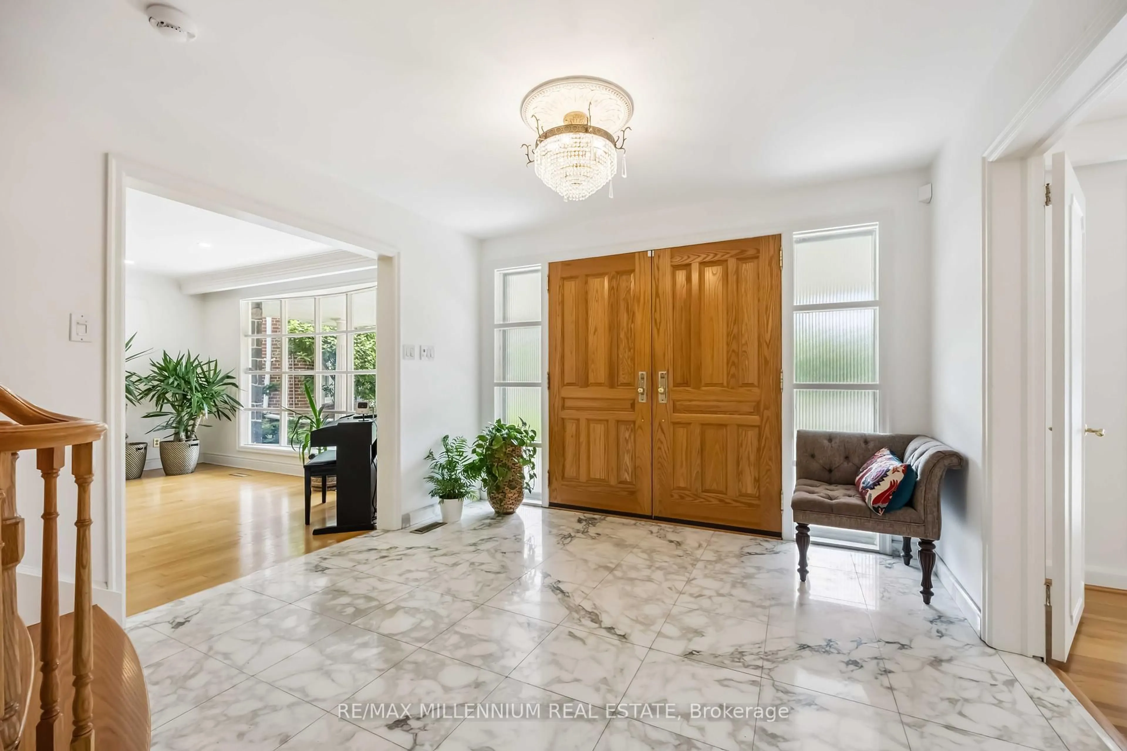Indoor entryway for 22 Richdale Crt, Toronto Ontario M9B 5Y9