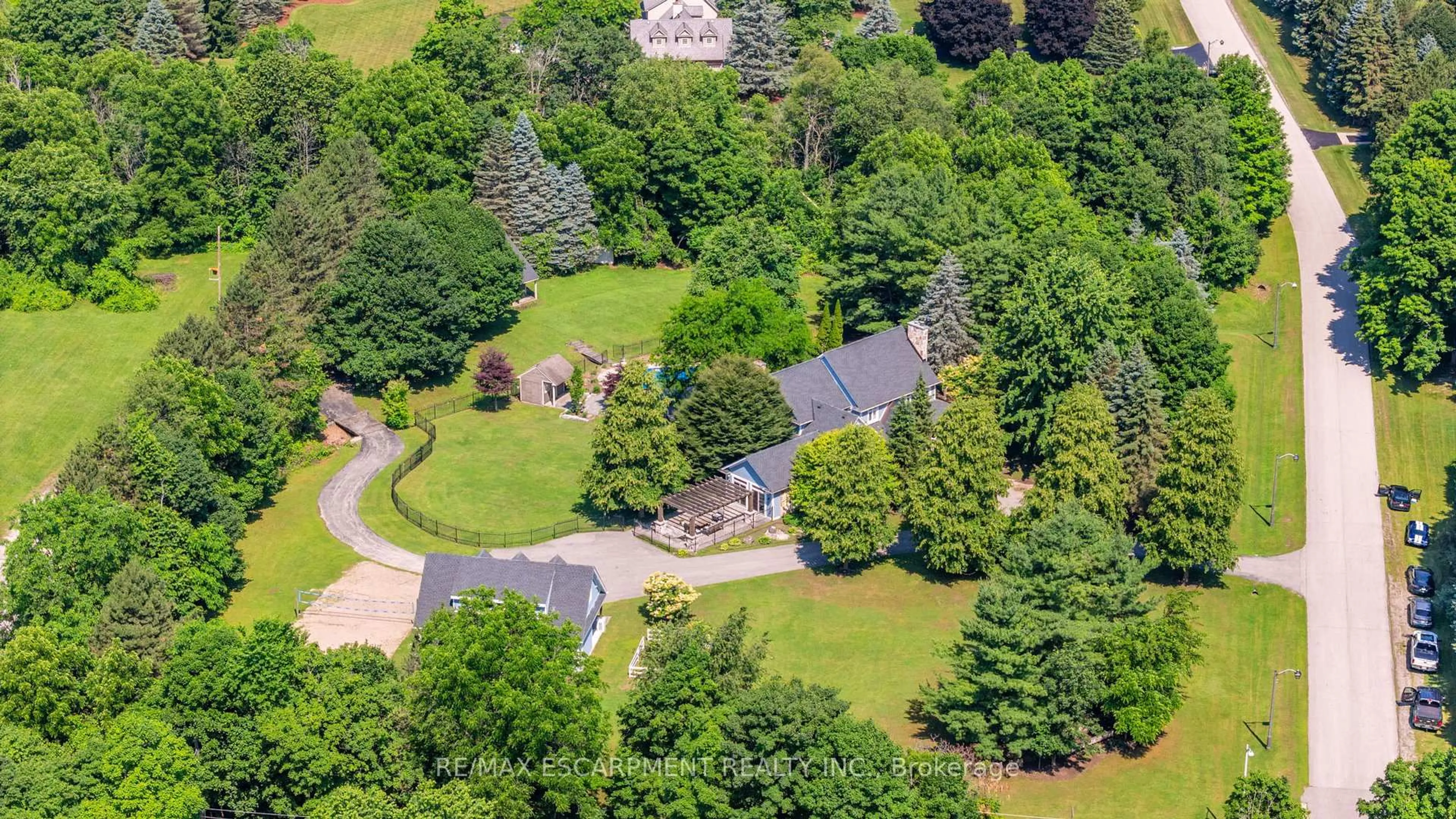 A pic from outside/outdoor area/front of a property/back of a property/a pic from drone, unknown for 6618 Carriage Tr, Burlington Ontario L7P 0J6