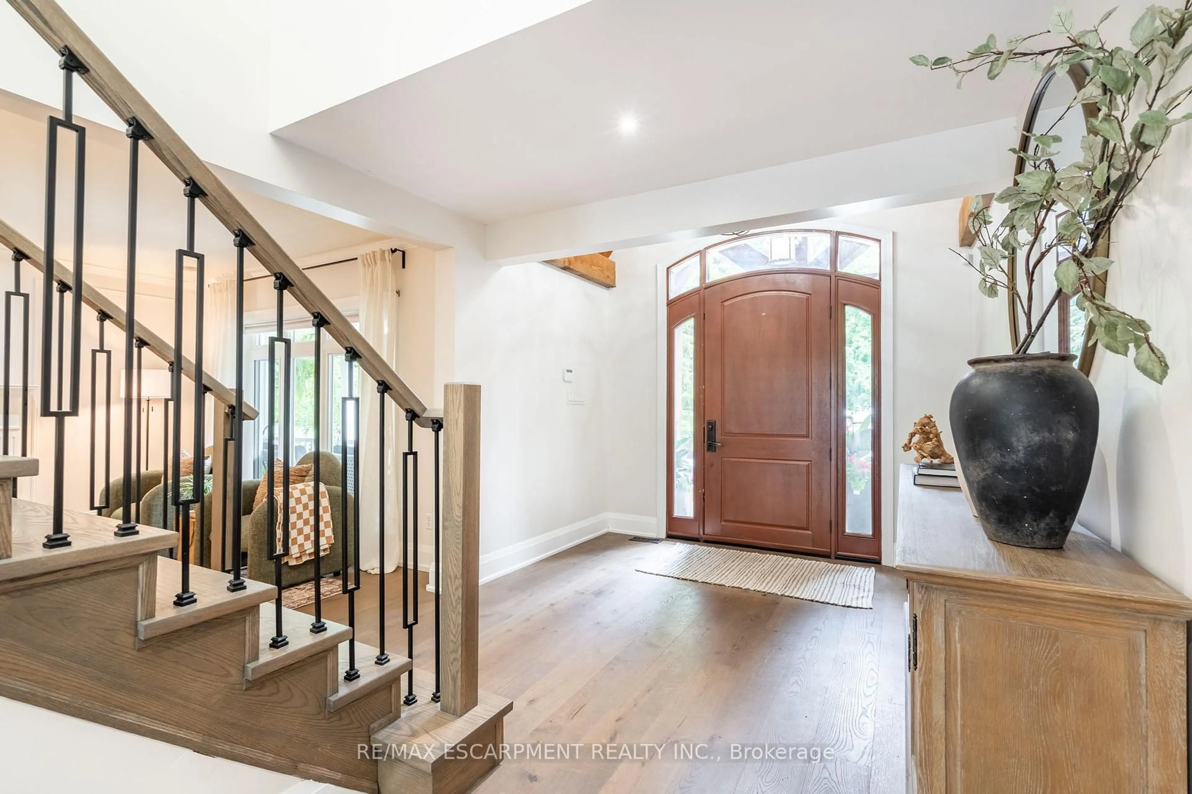Indoor entryway for 6618 Carriage Tr, Burlington Ontario L7P 0J6