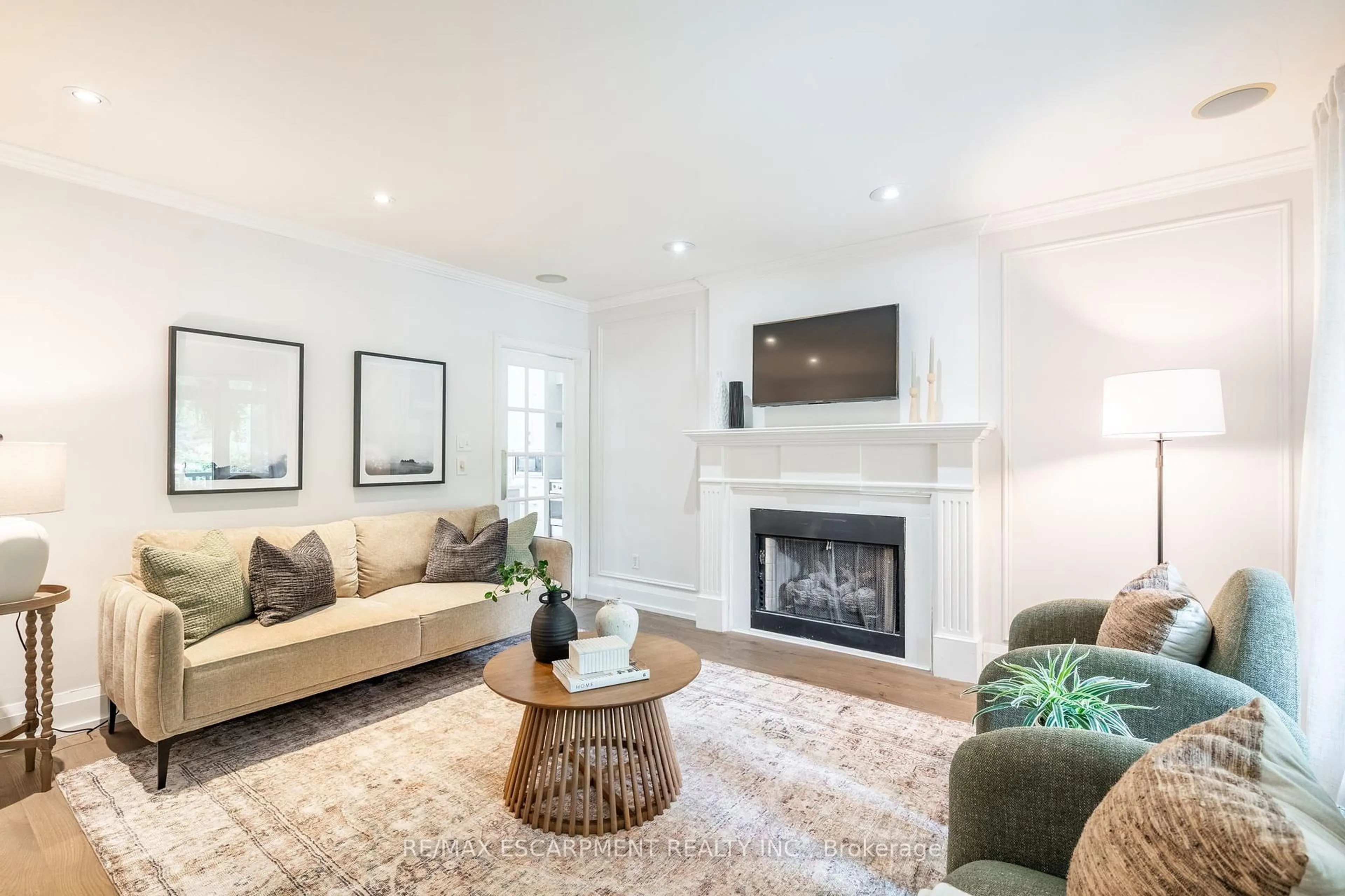 Living room with furniture, unknown for 6618 Carriage Tr, Burlington Ontario L7P 0J6