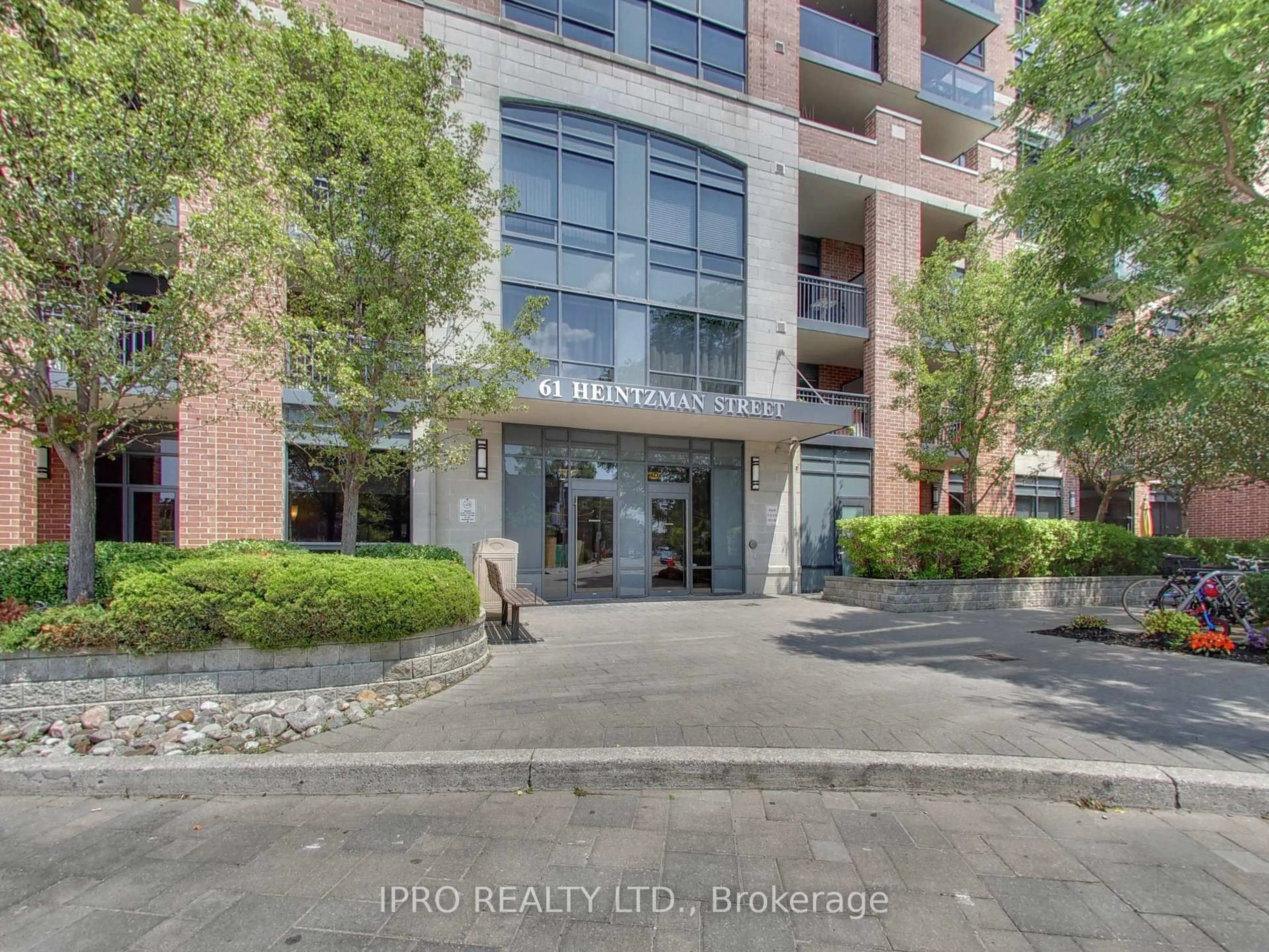 Indoor foyer for 61 Heintzman St #1603, Toronto Ontario M6P 5A2