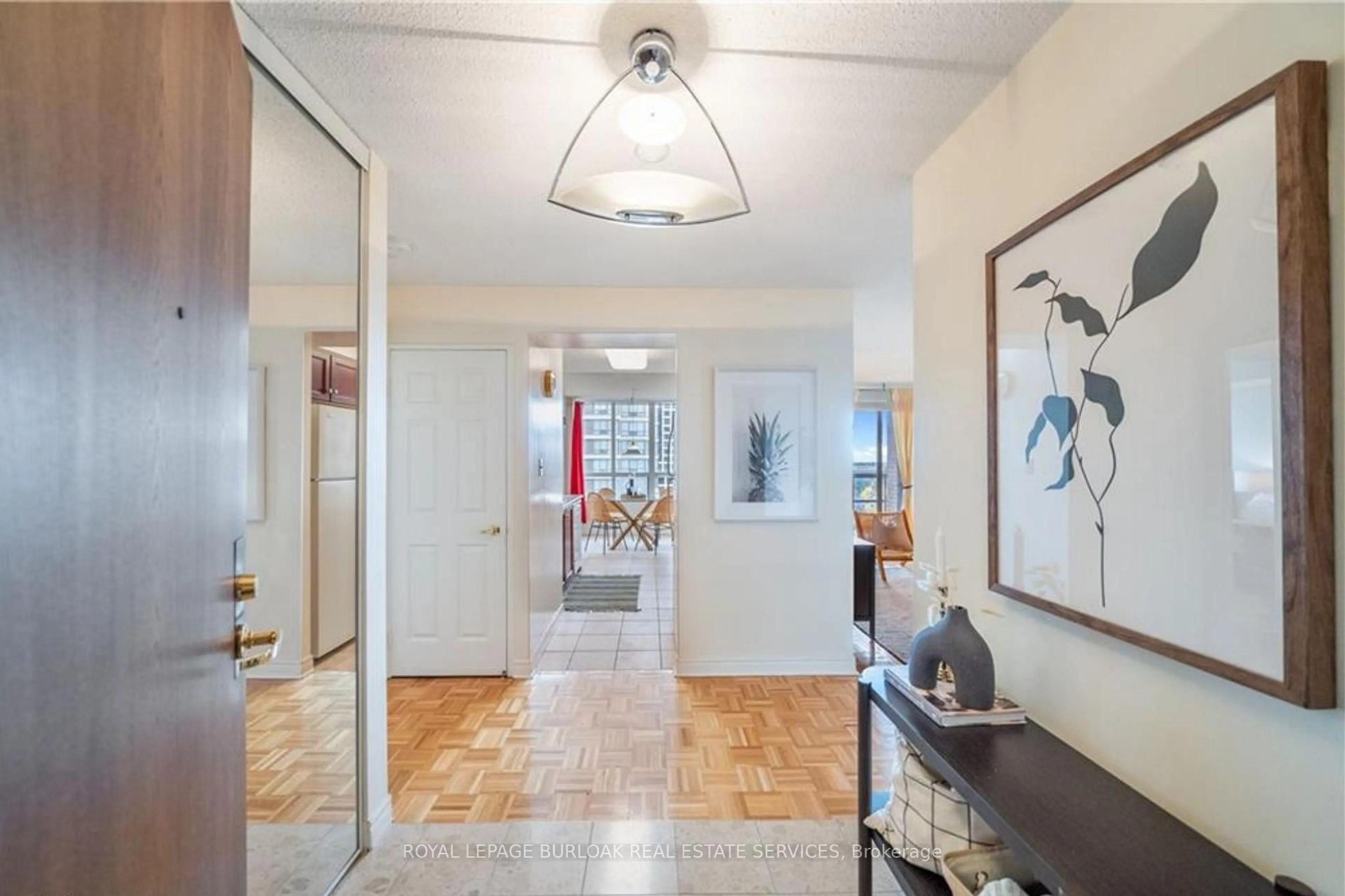Indoor entryway for 156 Enfield Pl #808, Mississauga Ontario L5B 4L8