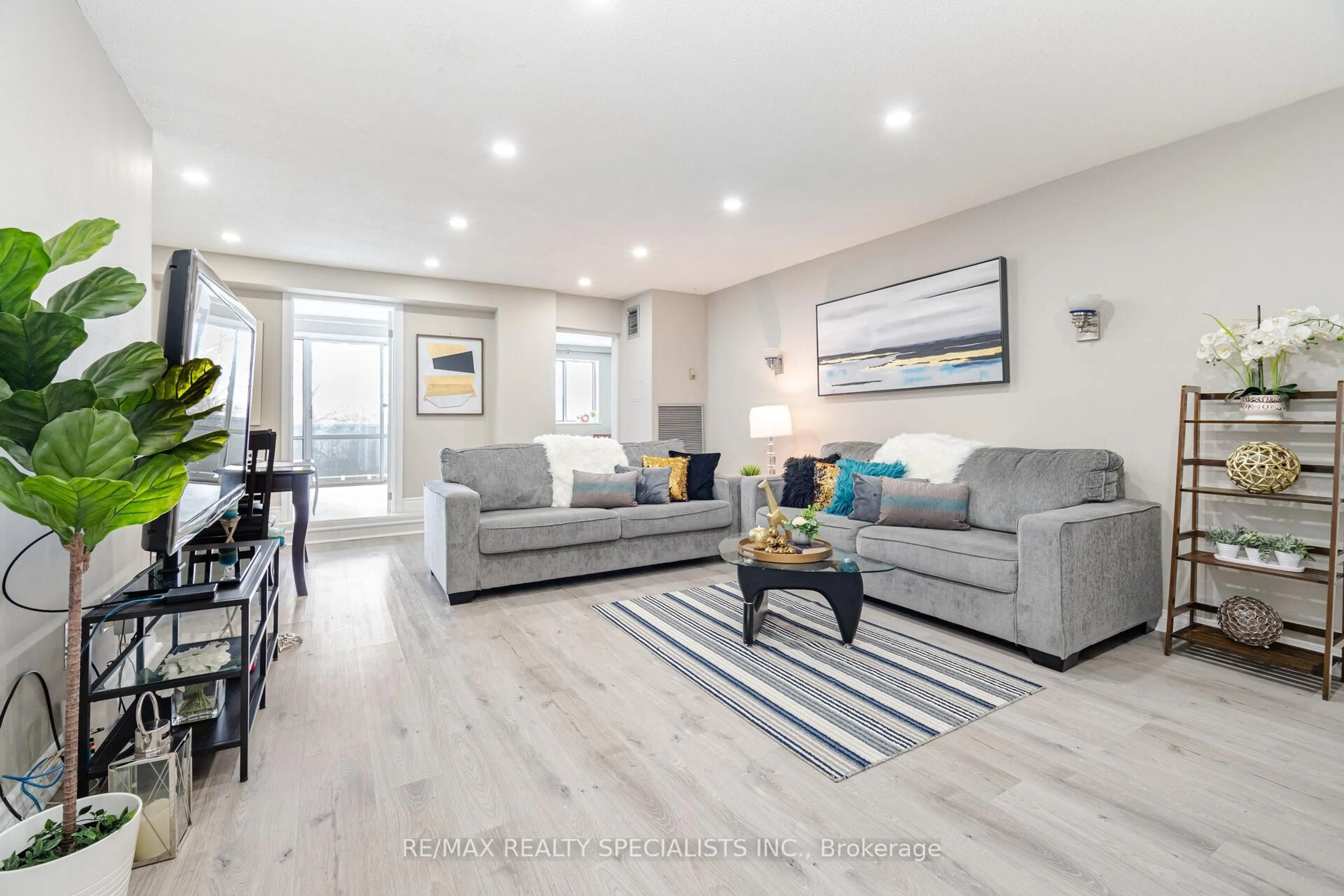 Living room with furniture, wood/laminate floor for 3025 The Credit Woodlands #325, Mississauga Ontario L5C 2V3