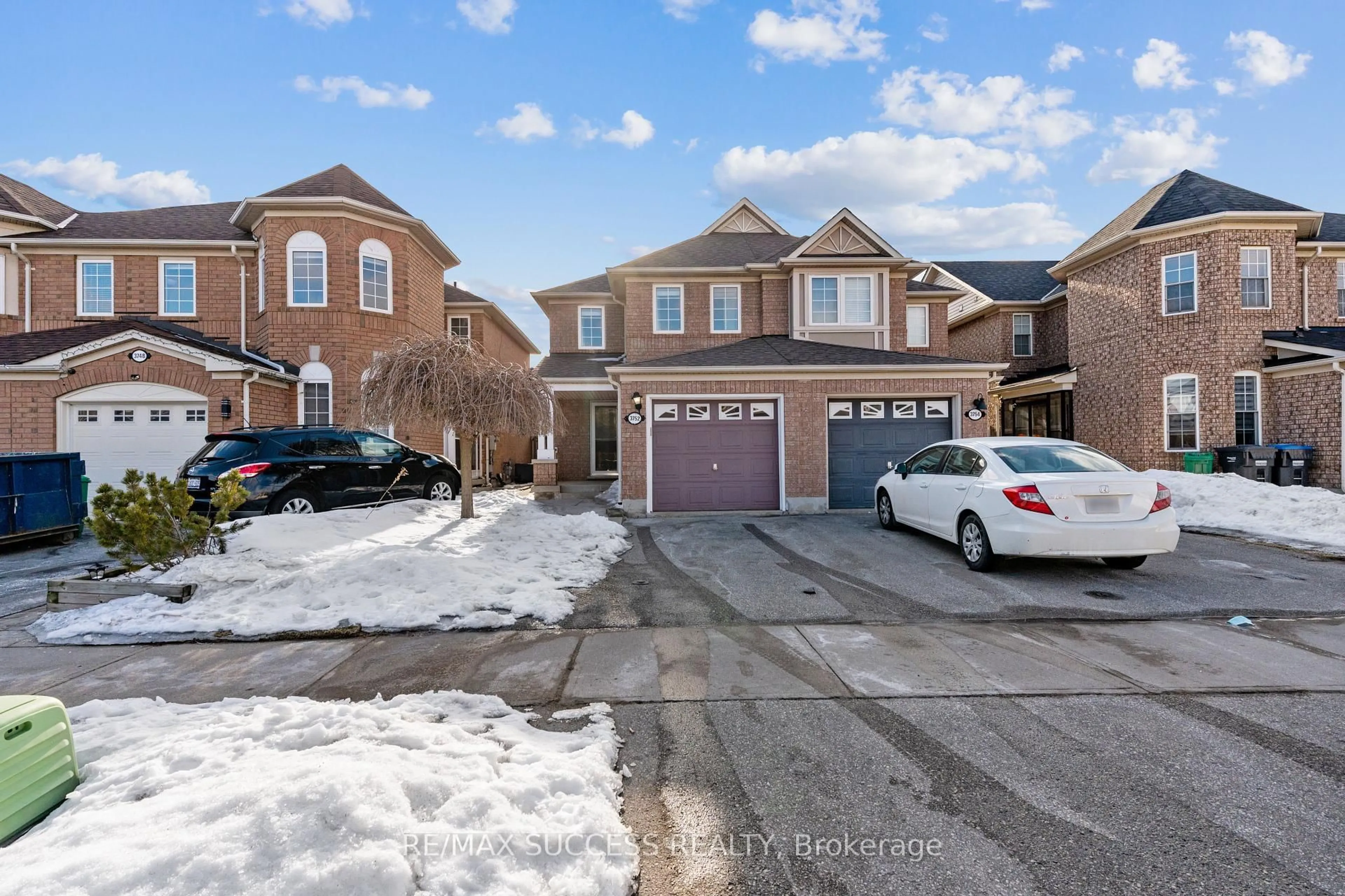 A pic from outside/outdoor area/front of a property/back of a property/a pic from drone, street for 3752 Milkwood Cres, Mississauga Ontario L5N 8H3
