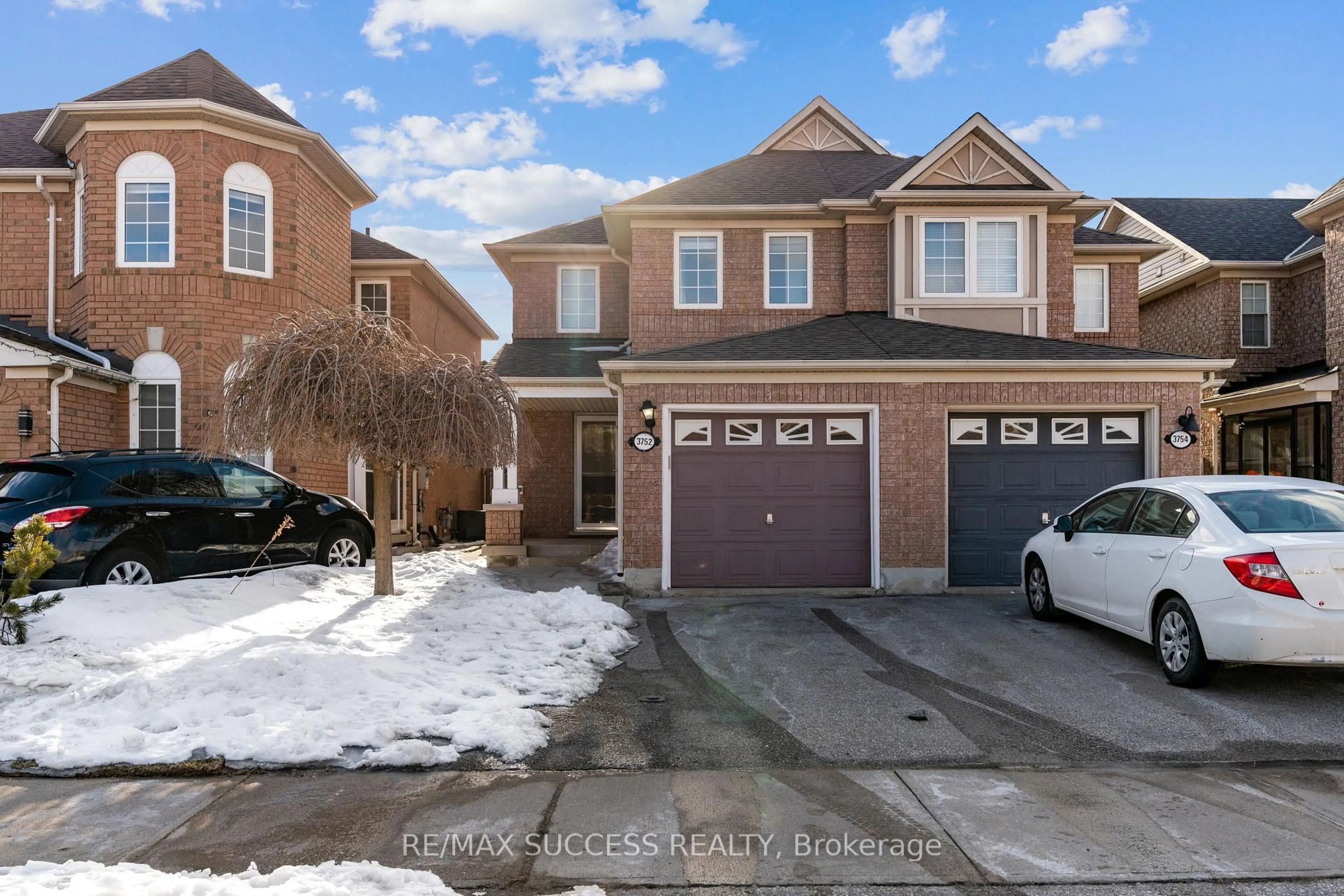 A pic from outside/outdoor area/front of a property/back of a property/a pic from drone, street for 3752 Milkwood Cres, Mississauga Ontario L5N 8H3