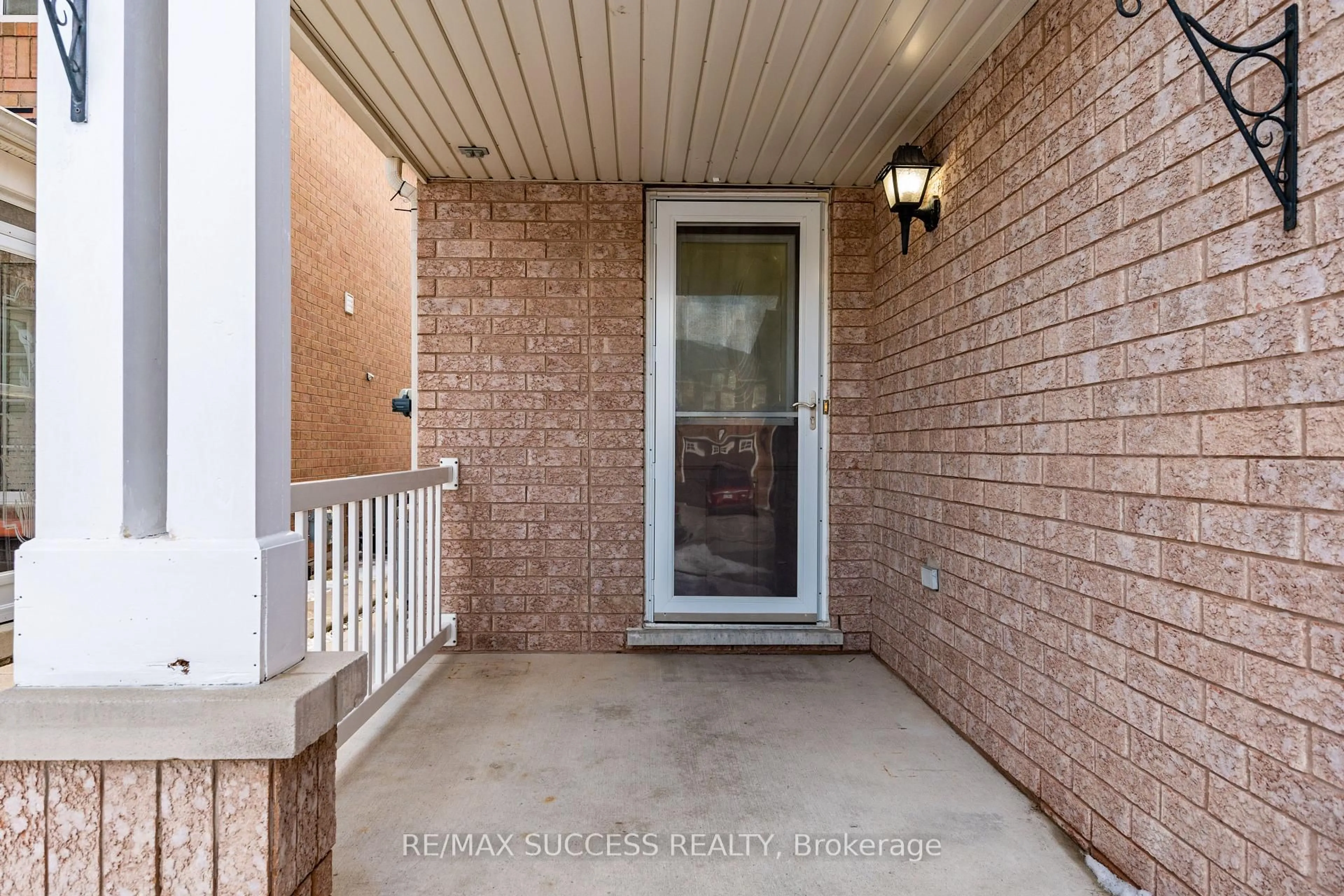 Indoor entryway for 3752 Milkwood Cres, Mississauga Ontario L5N 8H3