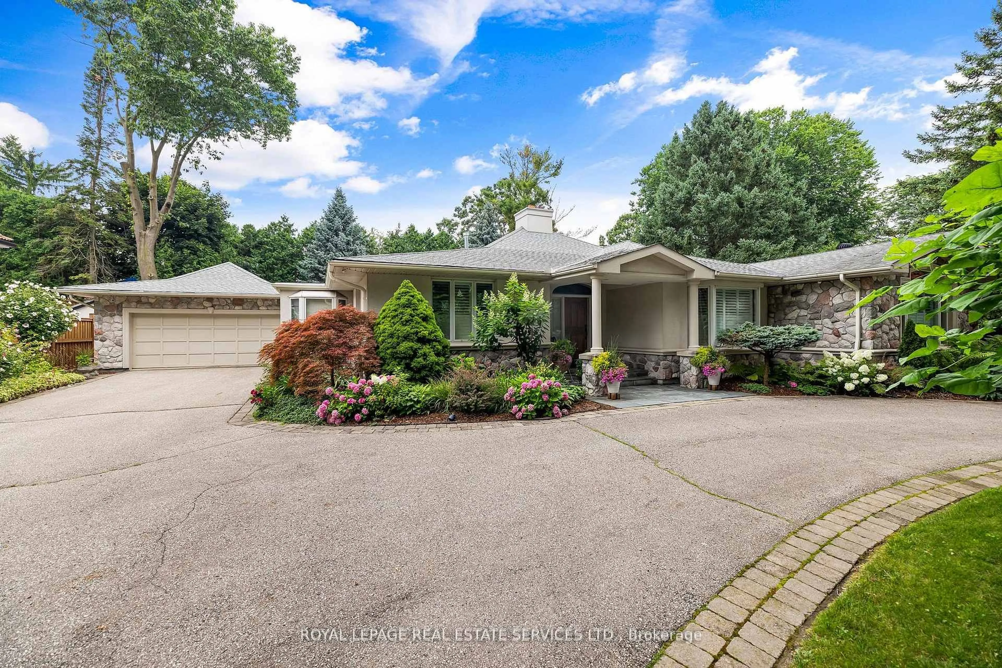 A pic from outside/outdoor area/front of a property/back of a property/a pic from drone, street for 70 Leggett Ave, Toronto Ontario M9P 1X4