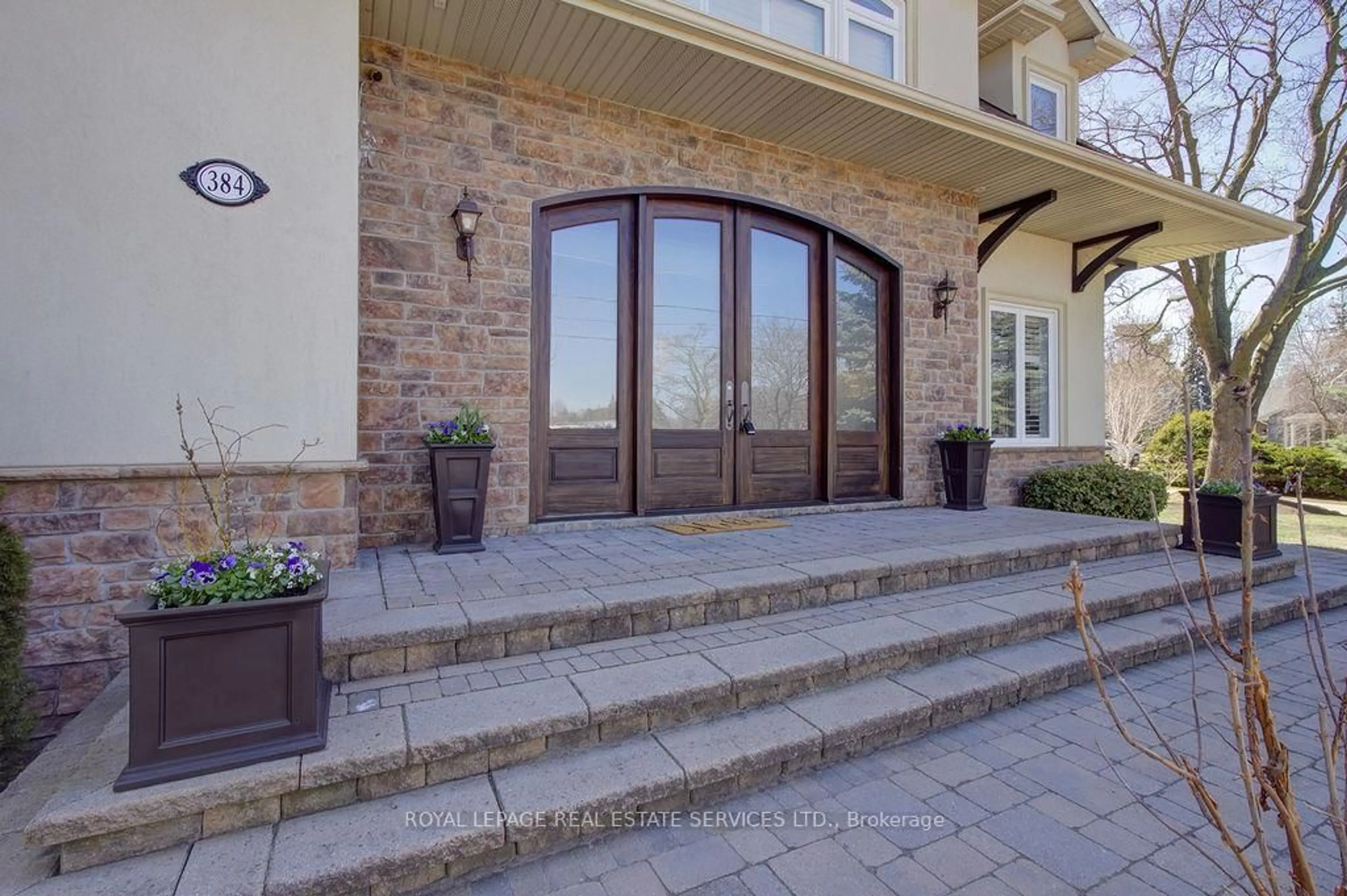 Indoor entryway for 384 Rebecca St, Oakville Ontario L6K 1K6