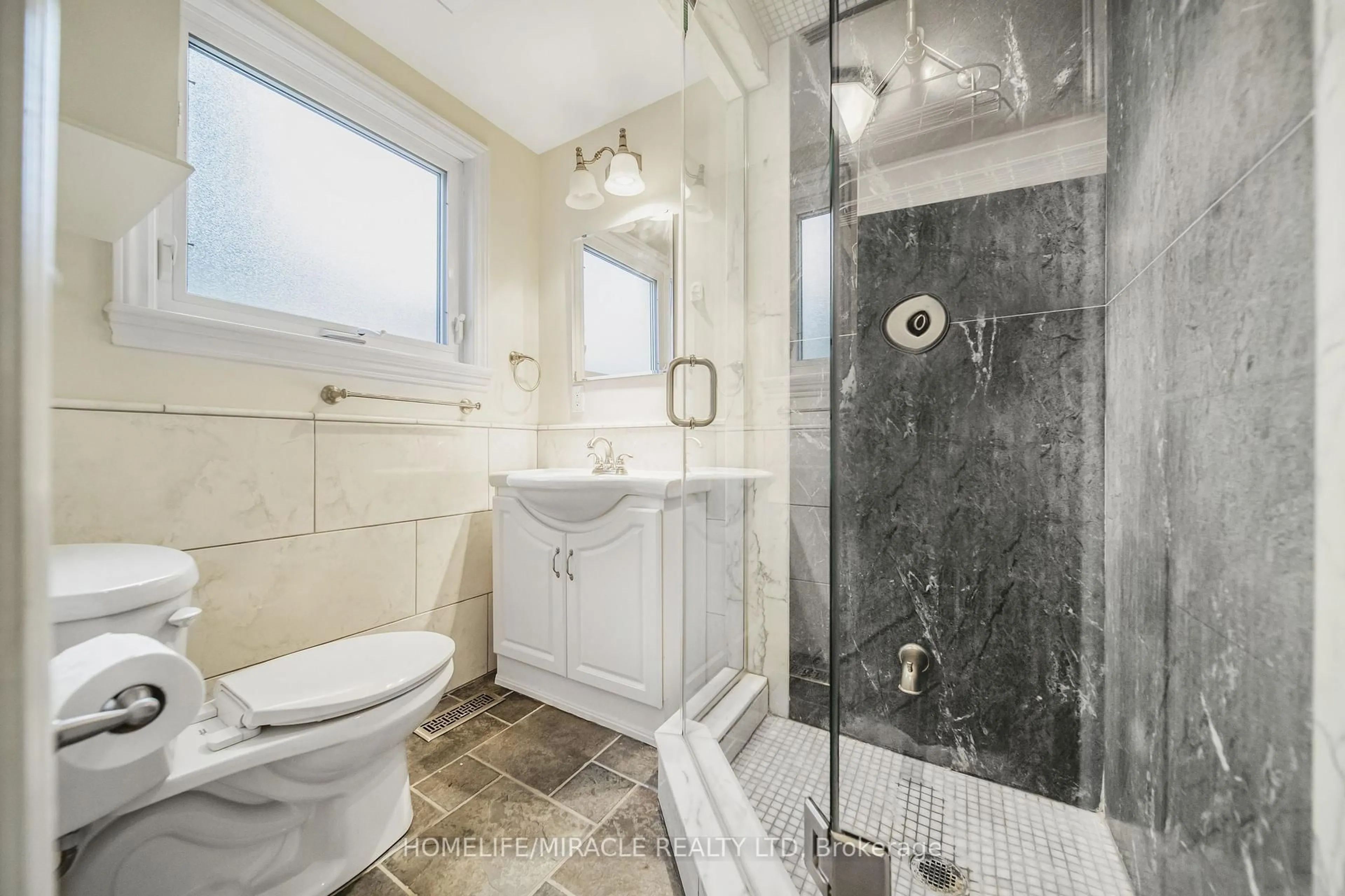 Standard bathroom, ceramic/tile floor for 38 River View Dr, Brampton Ontario L6W 2E5