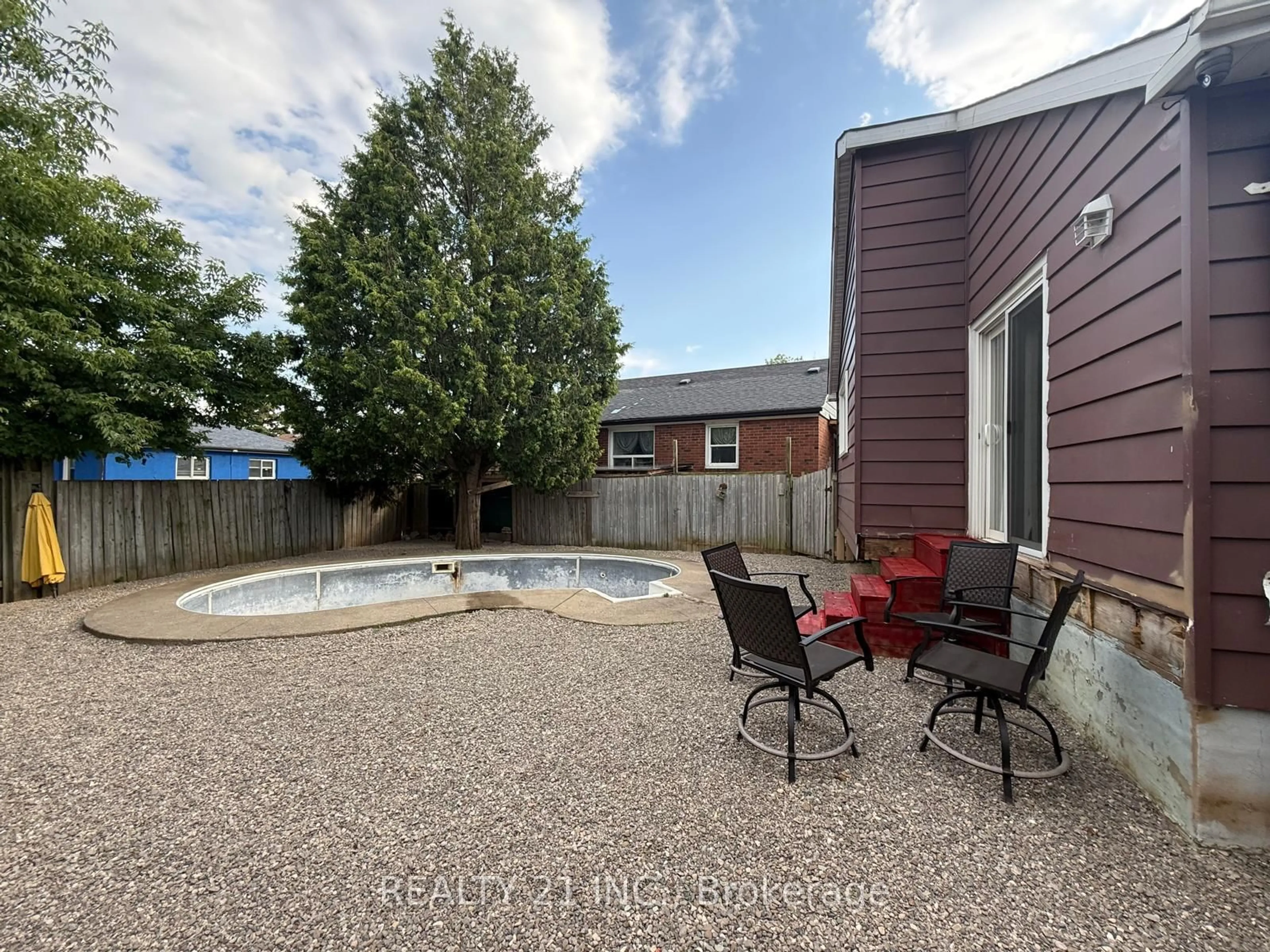 A pic from outside/outdoor area/front of a property/back of a property/a pic from drone, water/lake/river/ocean view for 29 Mercer Dr, Brampton Ontario L6X 1B5