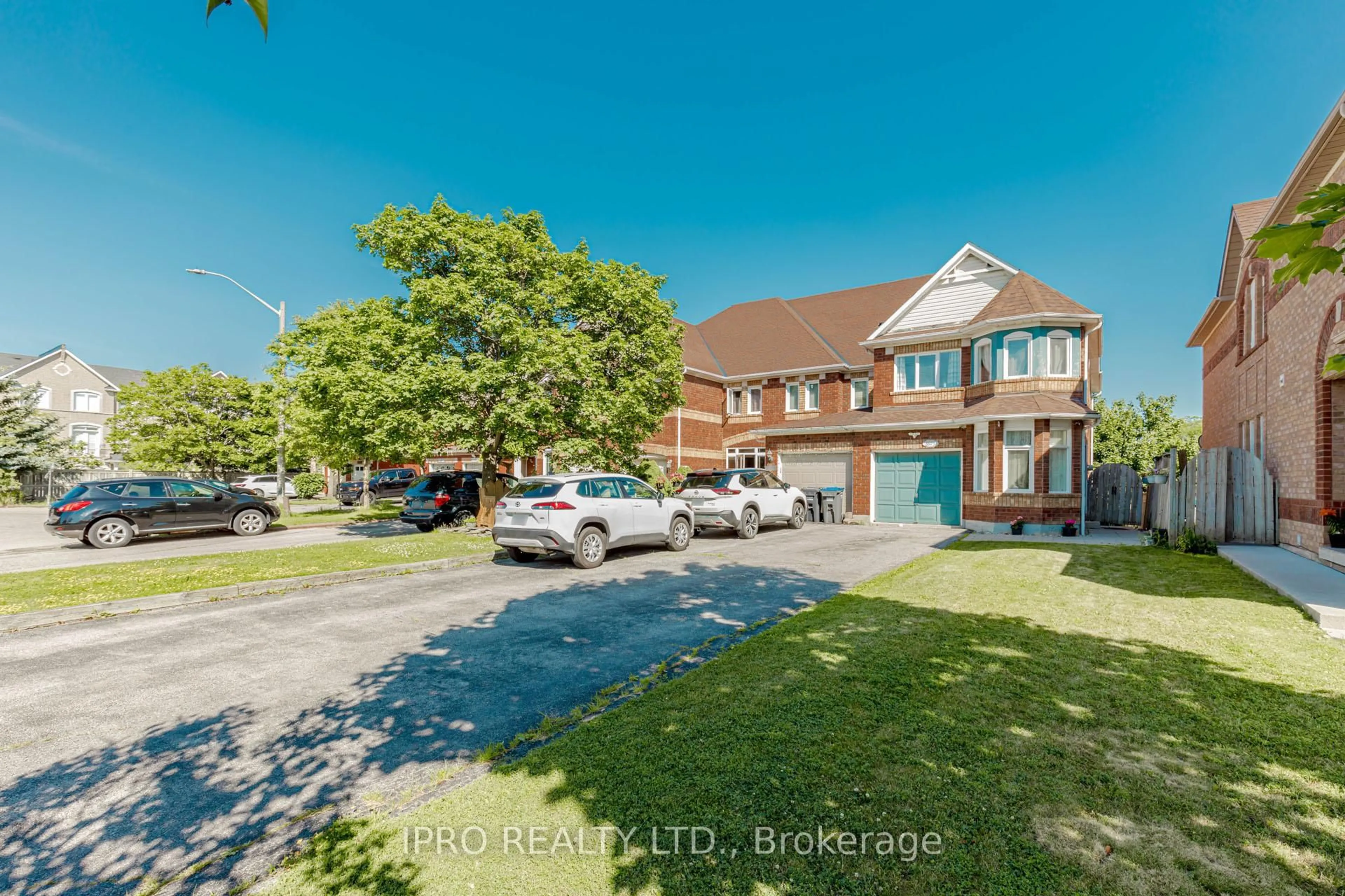 A pic from outside/outdoor area/front of a property/back of a property/a pic from drone, street for 6975 Glory Crt, Mississauga Ontario L5N 7E2
