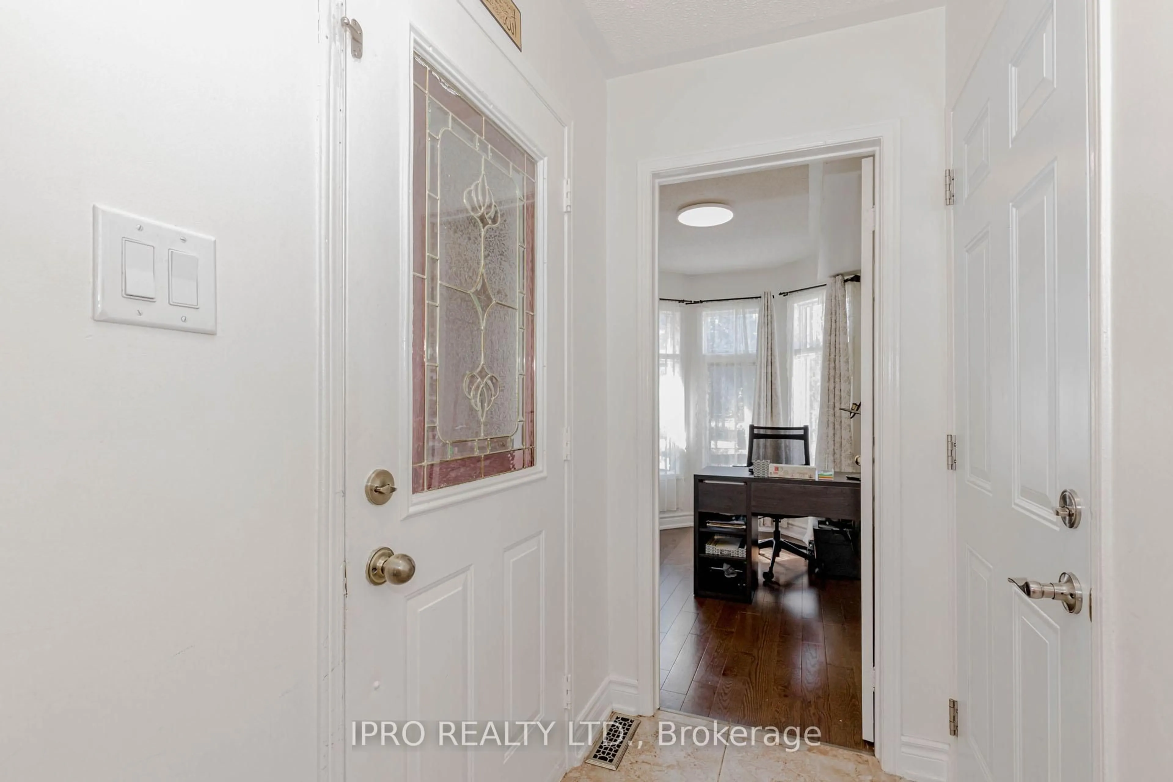 Indoor entryway for 6975 Glory Crt, Mississauga Ontario L5N 7E2