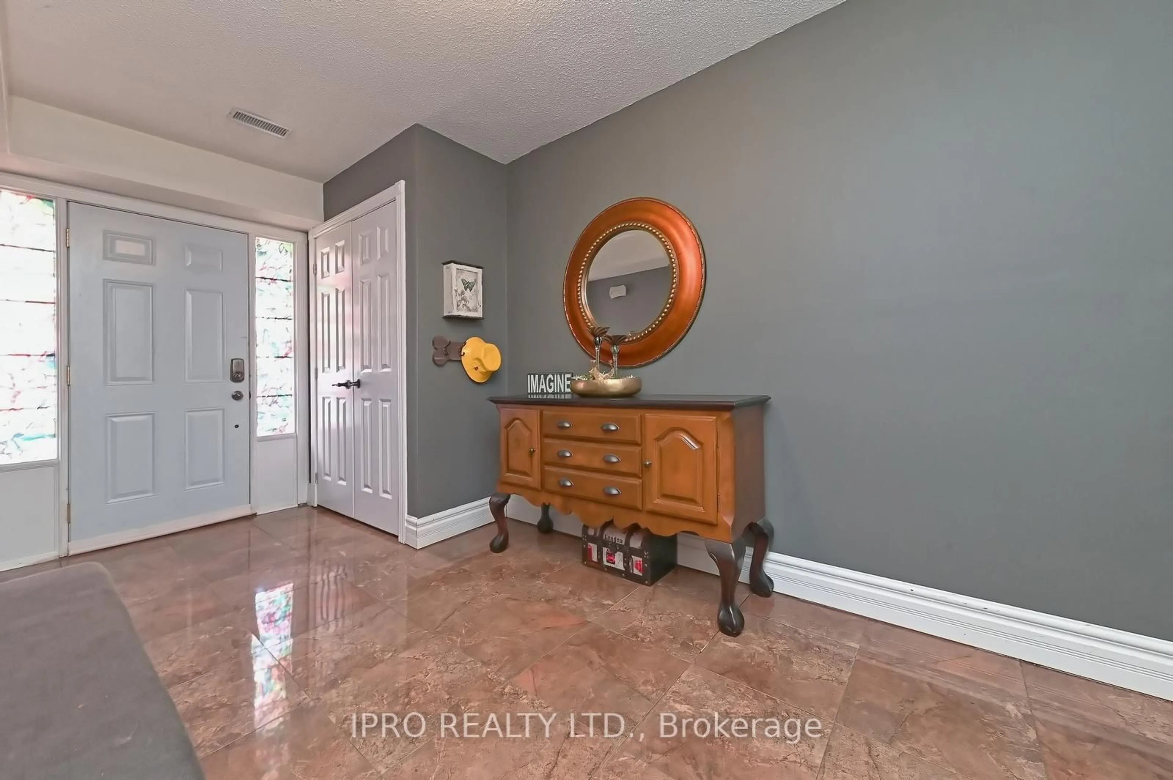 Indoor entryway for 40 Stornwood Crt, Brampton Ontario L6W 4H5