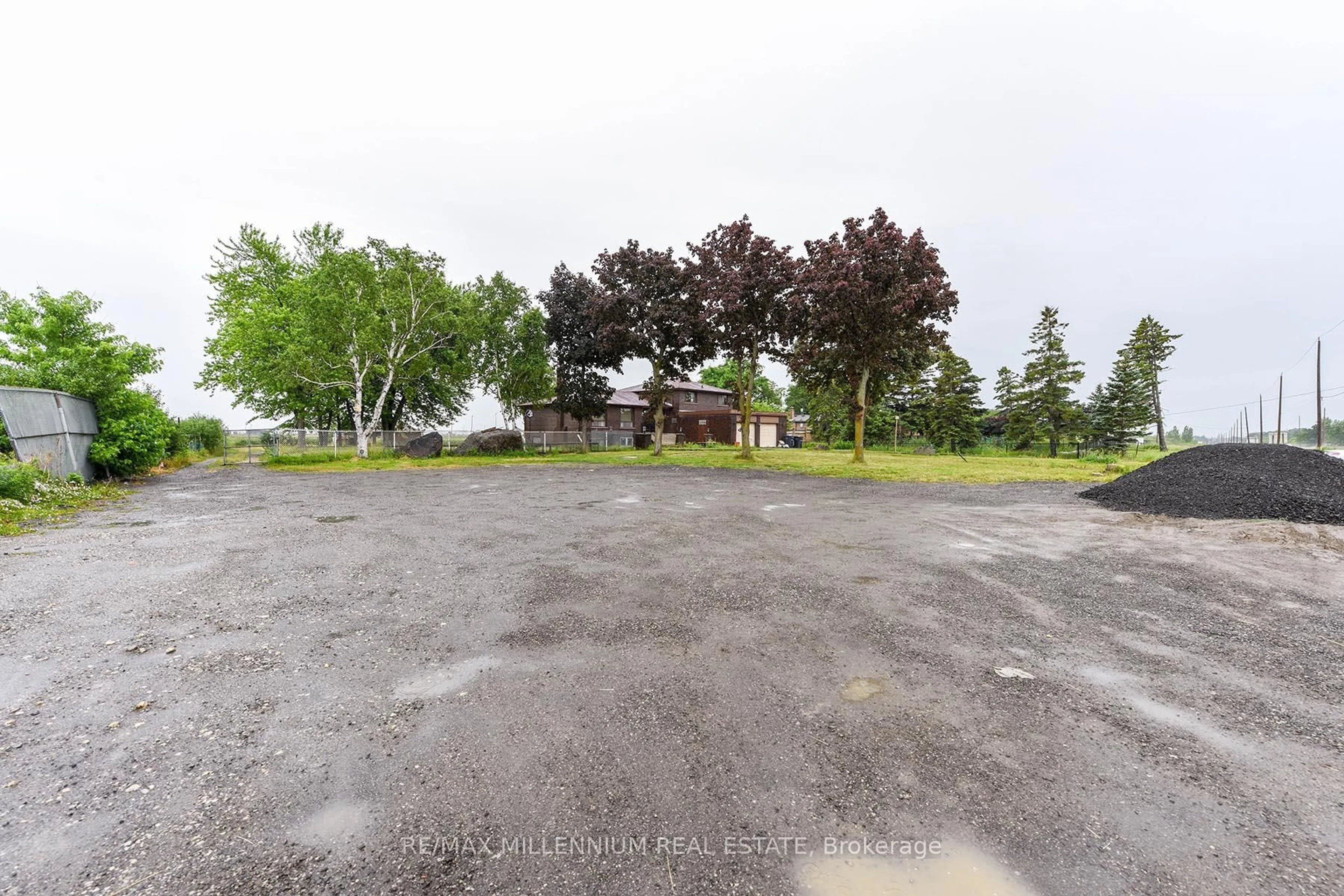A pic from outside/outdoor area/front of a property/back of a property/a pic from drone, street for 8387 Mayfield Rd, Brampton Ontario L6P 0H5