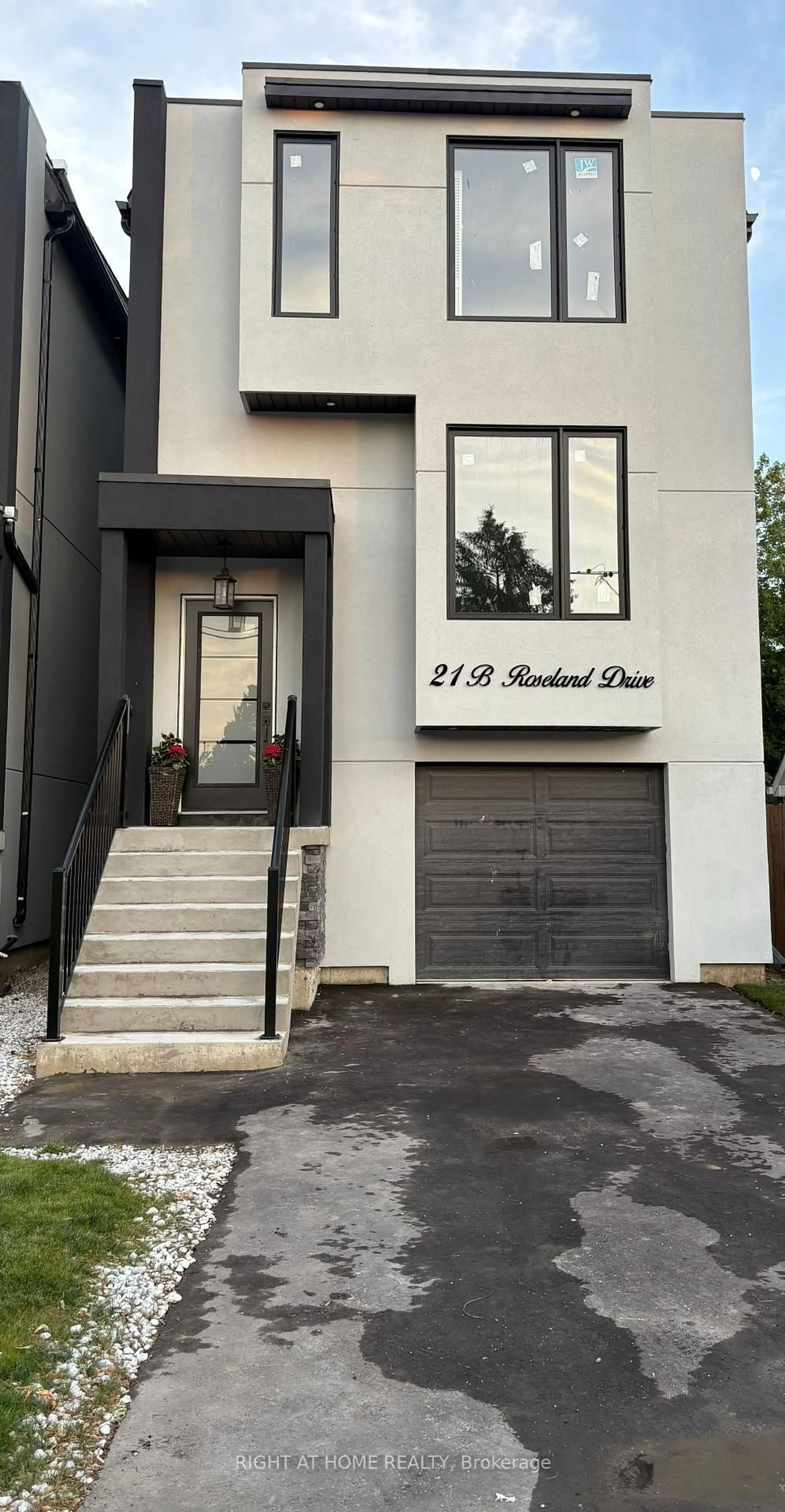 Unknown for 21B Roseland Dr, Toronto Ontario M8W 1Y3