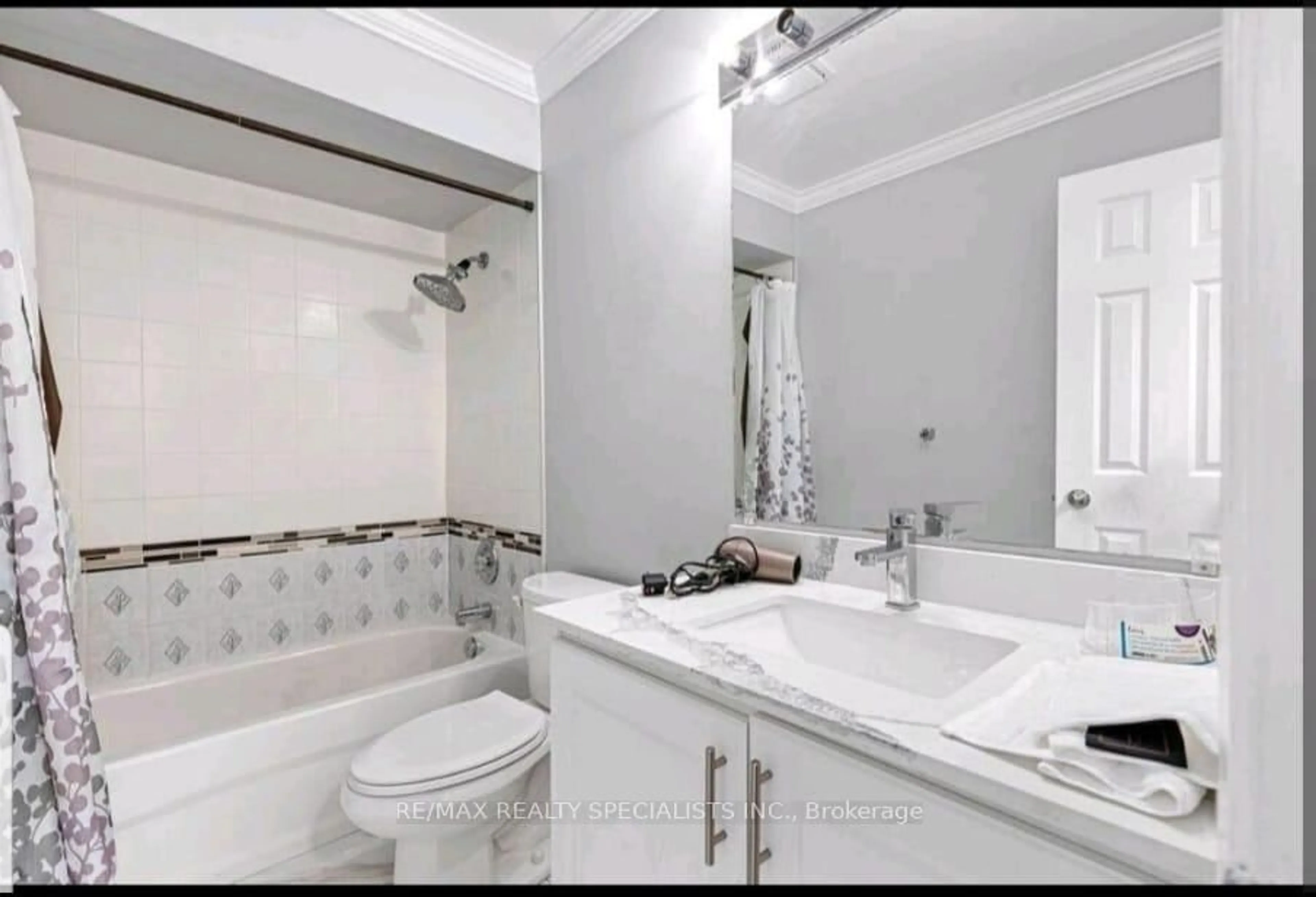 Standard bathroom, ceramic/tile floor for 30 Adam St, Brampton Ontario L6Z 2S1