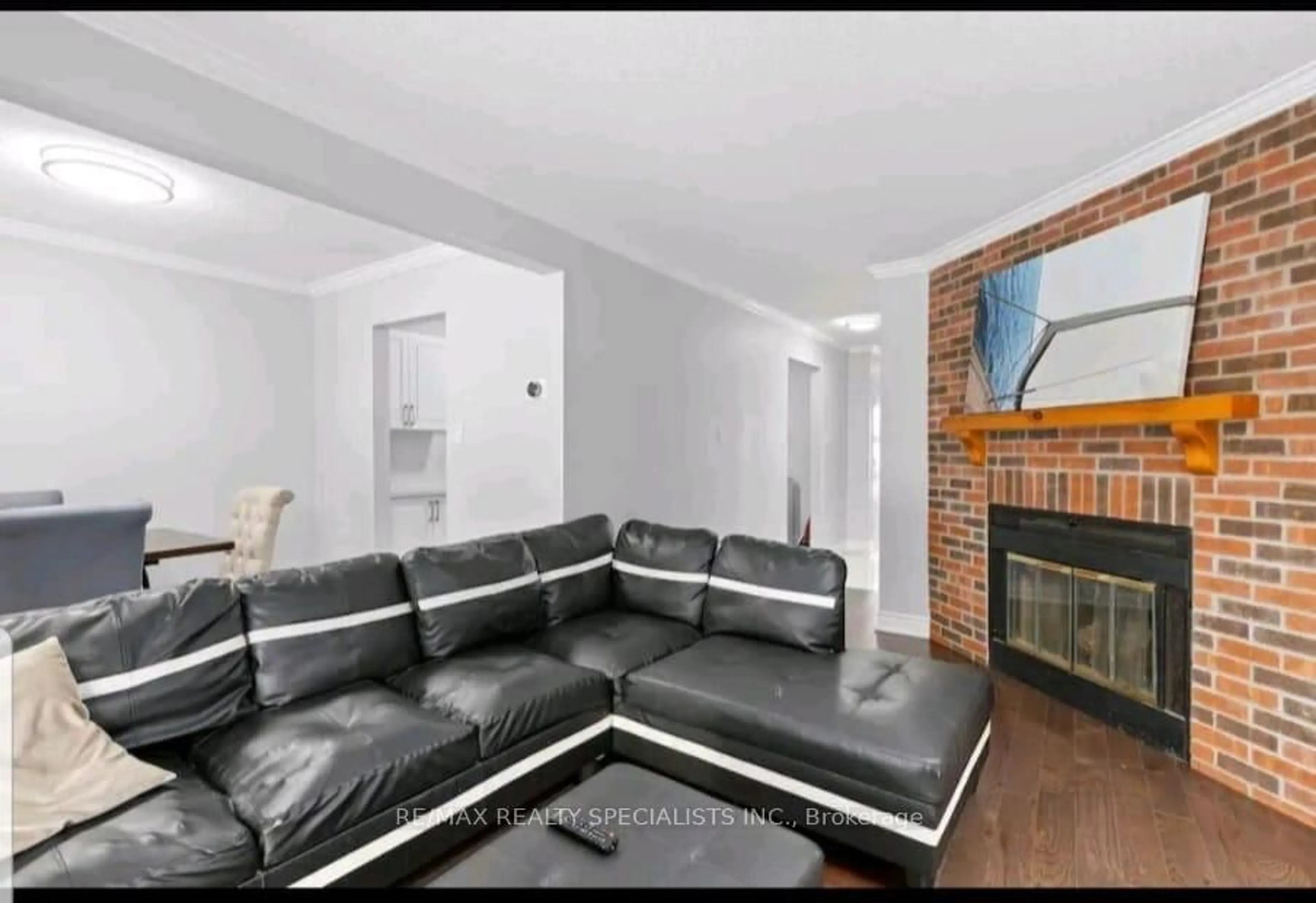 Living room with furniture, unknown for 30 Adam St, Brampton Ontario L6Z 2S1